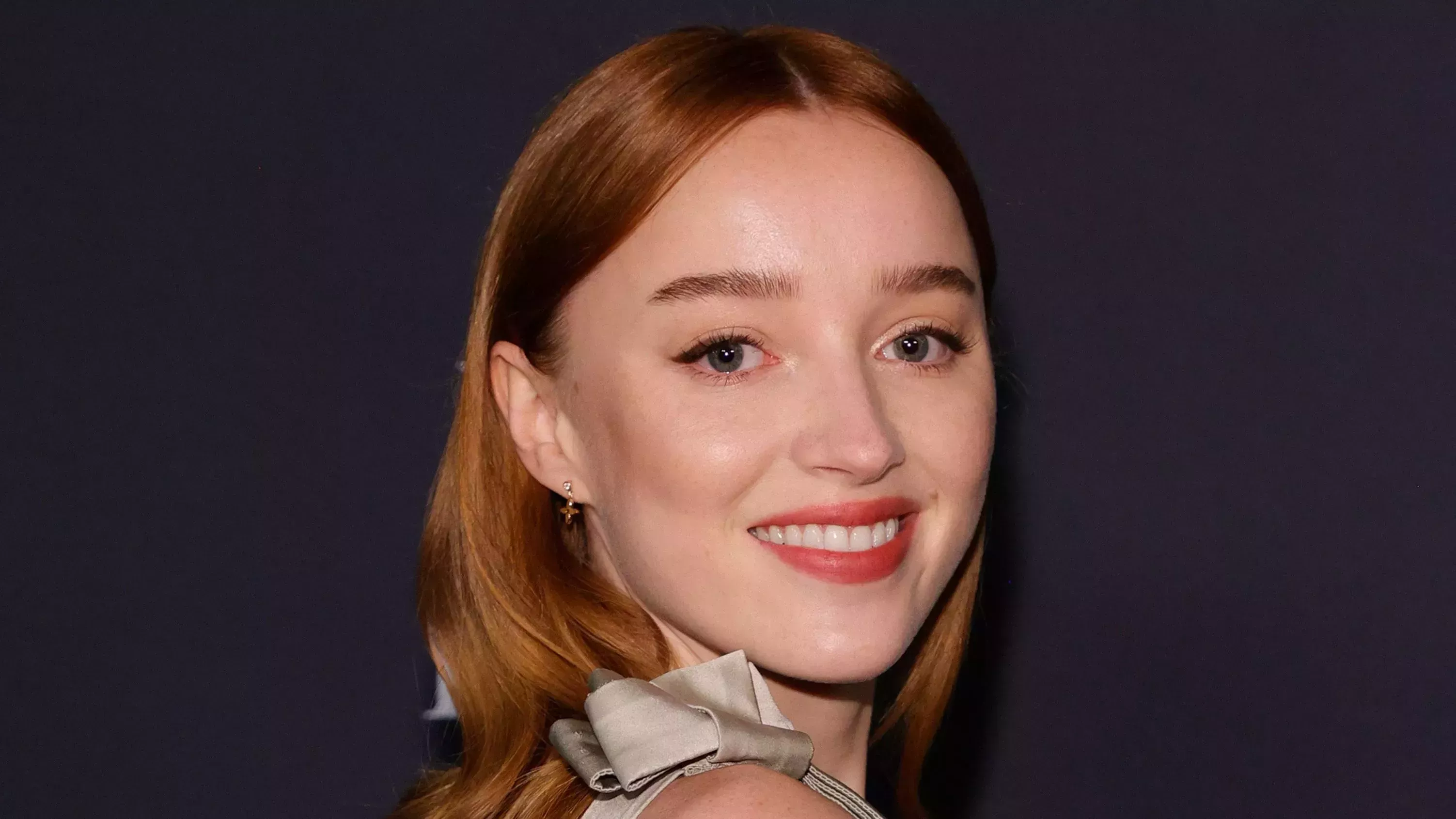 Cómo Phoebe Dynevor evita la piel seca y los brotes de todo ese maquillaje televisivo