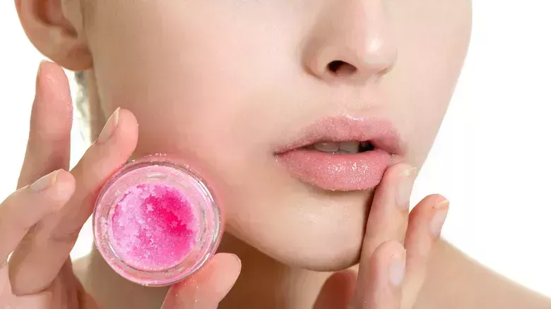 Así es como se debe aplicar la barra de labios líquida - La lista