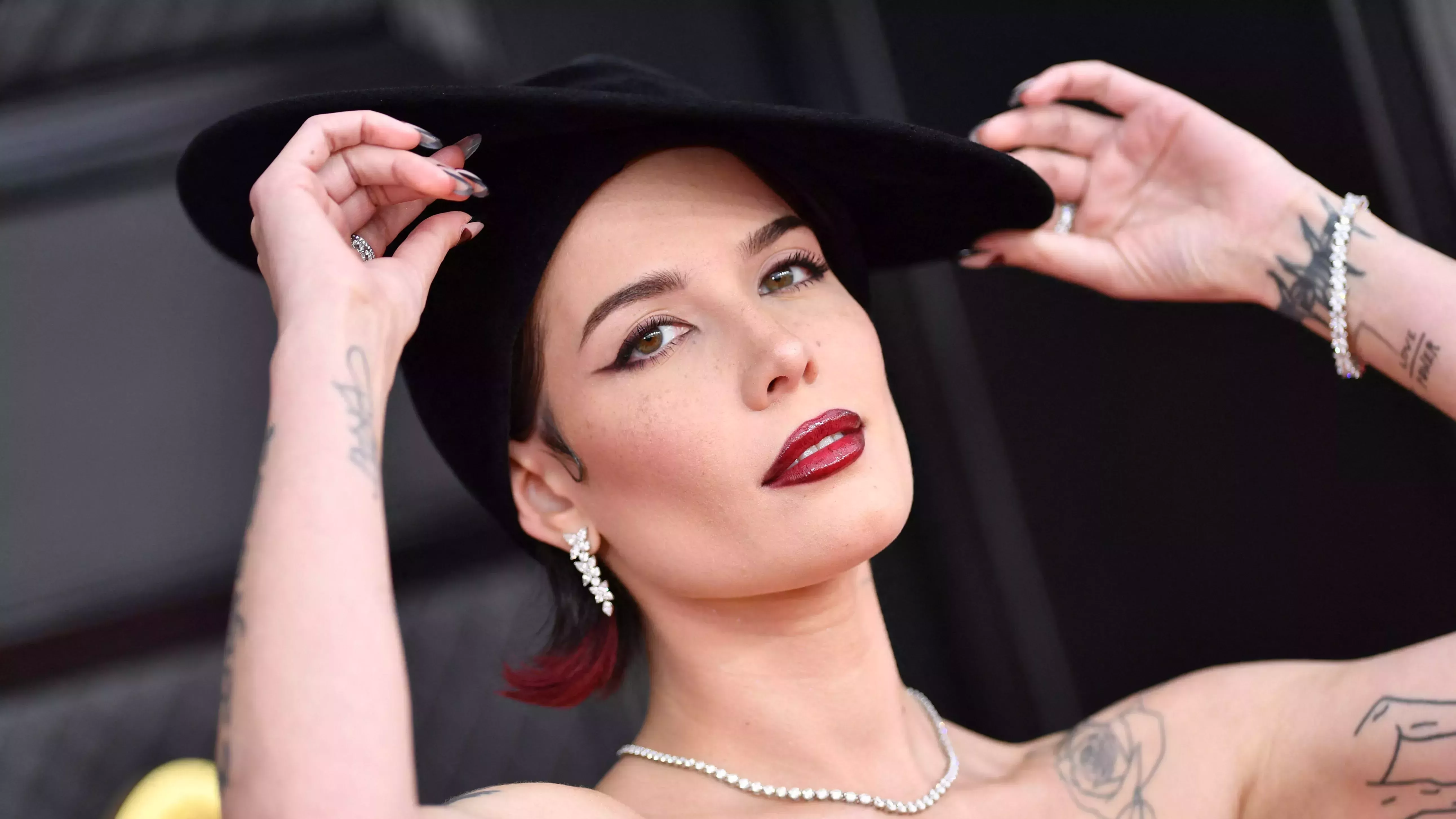 Halsey lo lleva todo de color burdeos en los Grammy