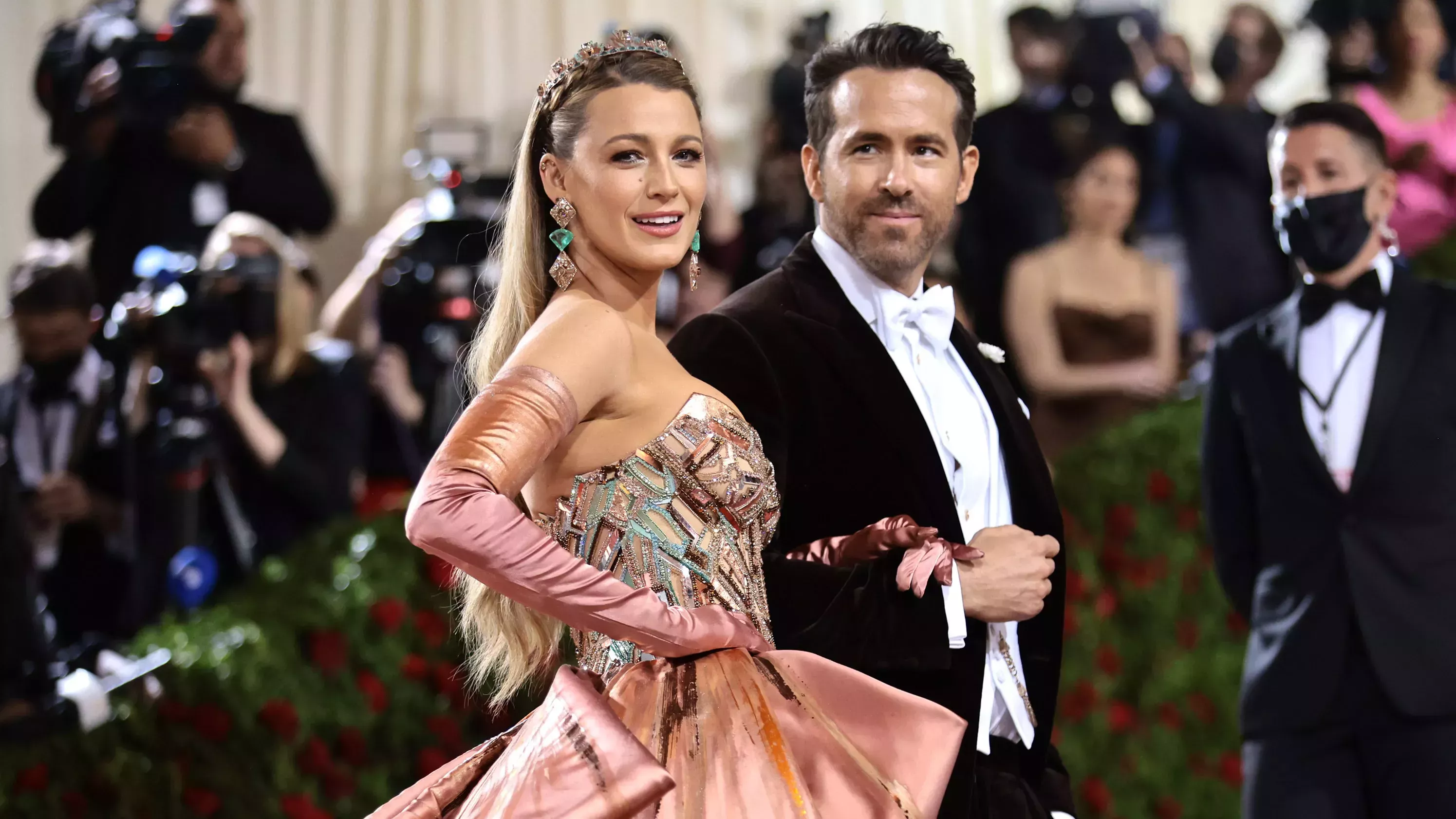 Blake Lively estrenó un nuevo bronceador de Charlotte Tilbury en la Gala del Met