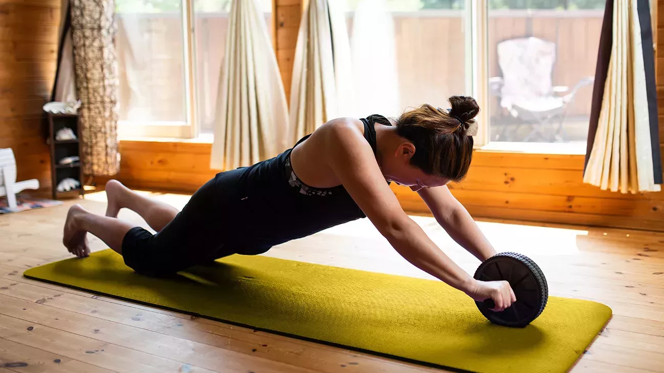 Entrenamiento con rodillos para abdominales: Los 9 mejores ejercicios para trabajar el tronco