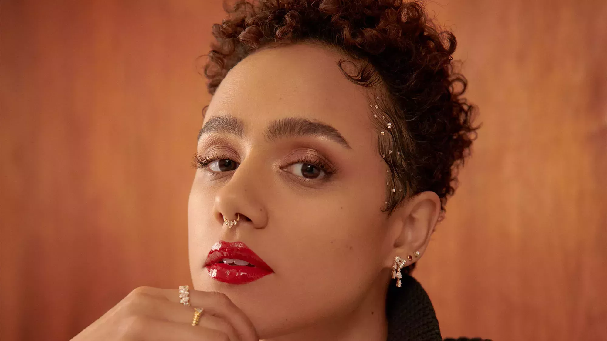 Cómo Nathalie Emmanuel luchó contra la discriminación capilar en el plató