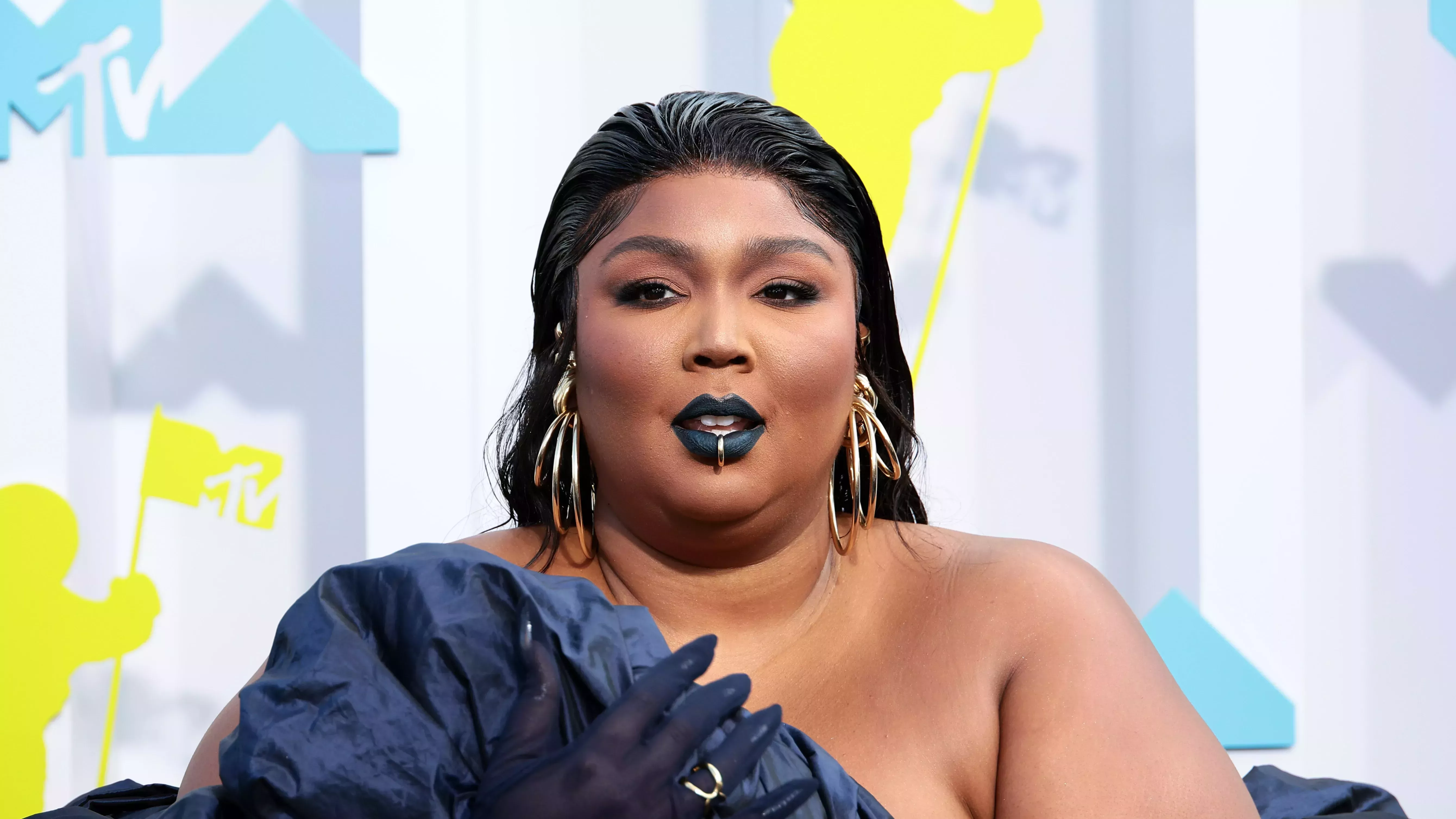 Lizzo lleva un anillo en el labio en los VMAs y me muero por saber si es real