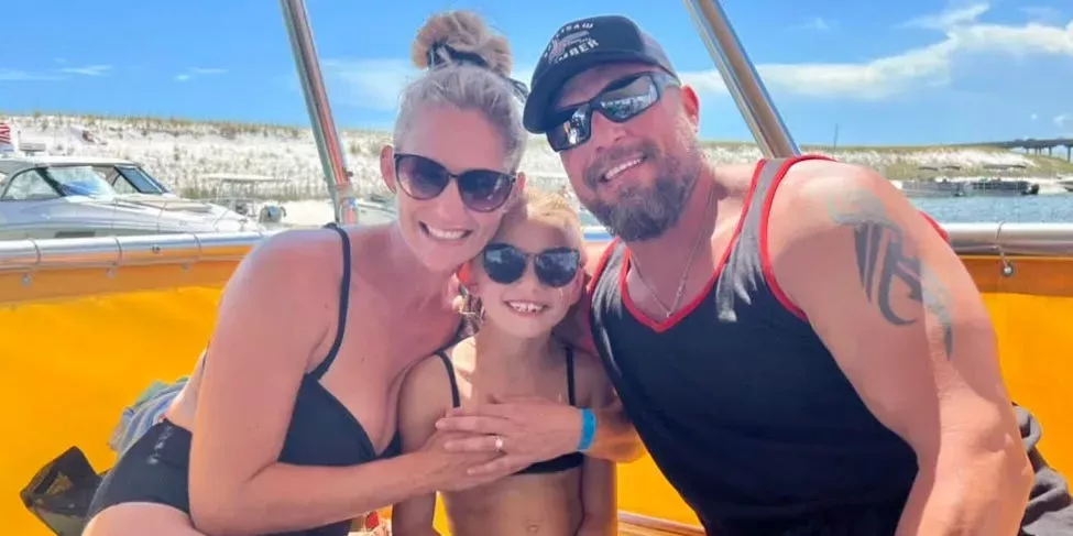 Una mujer contrajo una infección potencialmente mortal después de una abdominoplastia, y dice que el médico sólo le dijo que se