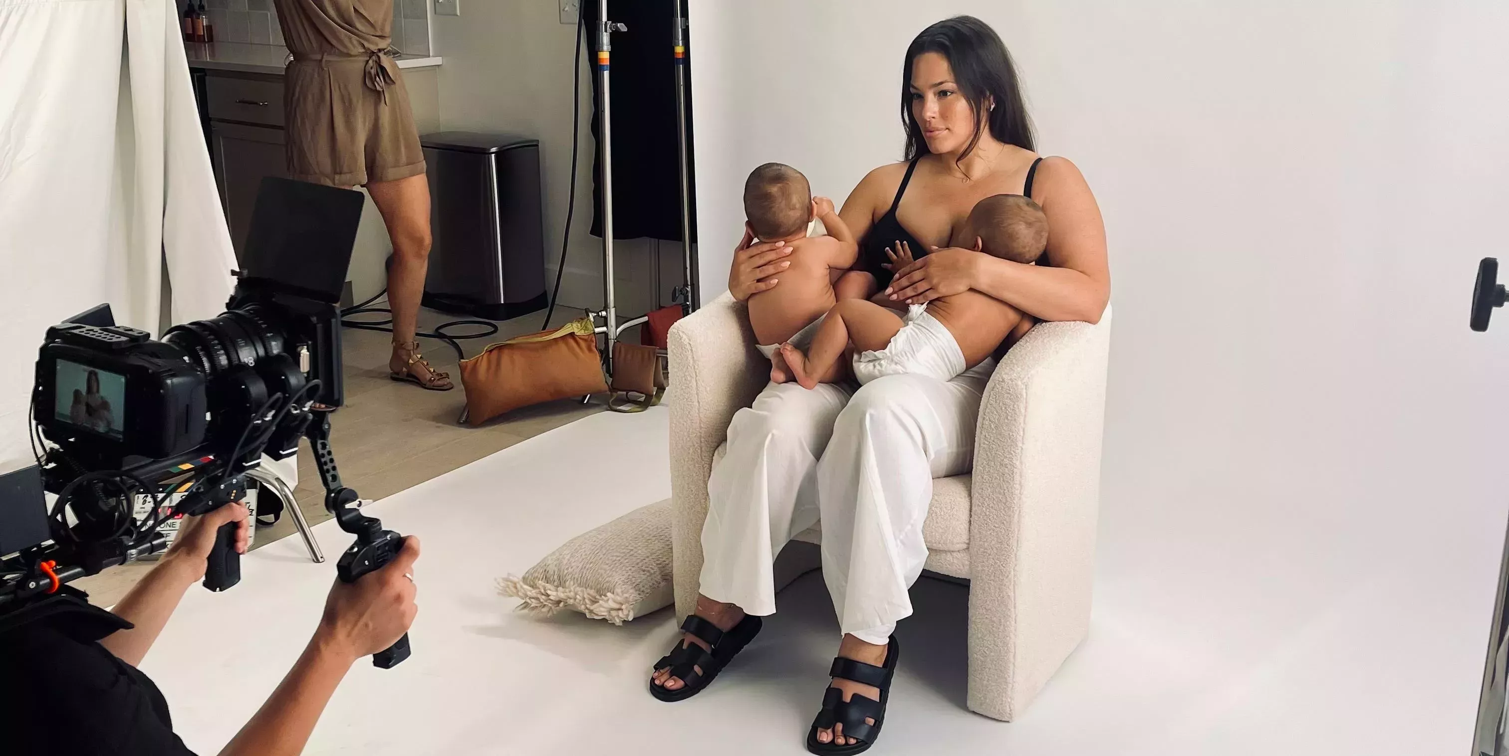 La supermodelo Ashley Graham: Cuando no pude amamantar exclusivamente a mis gemelos, tuve que superar el estigma de la alimentación combinada