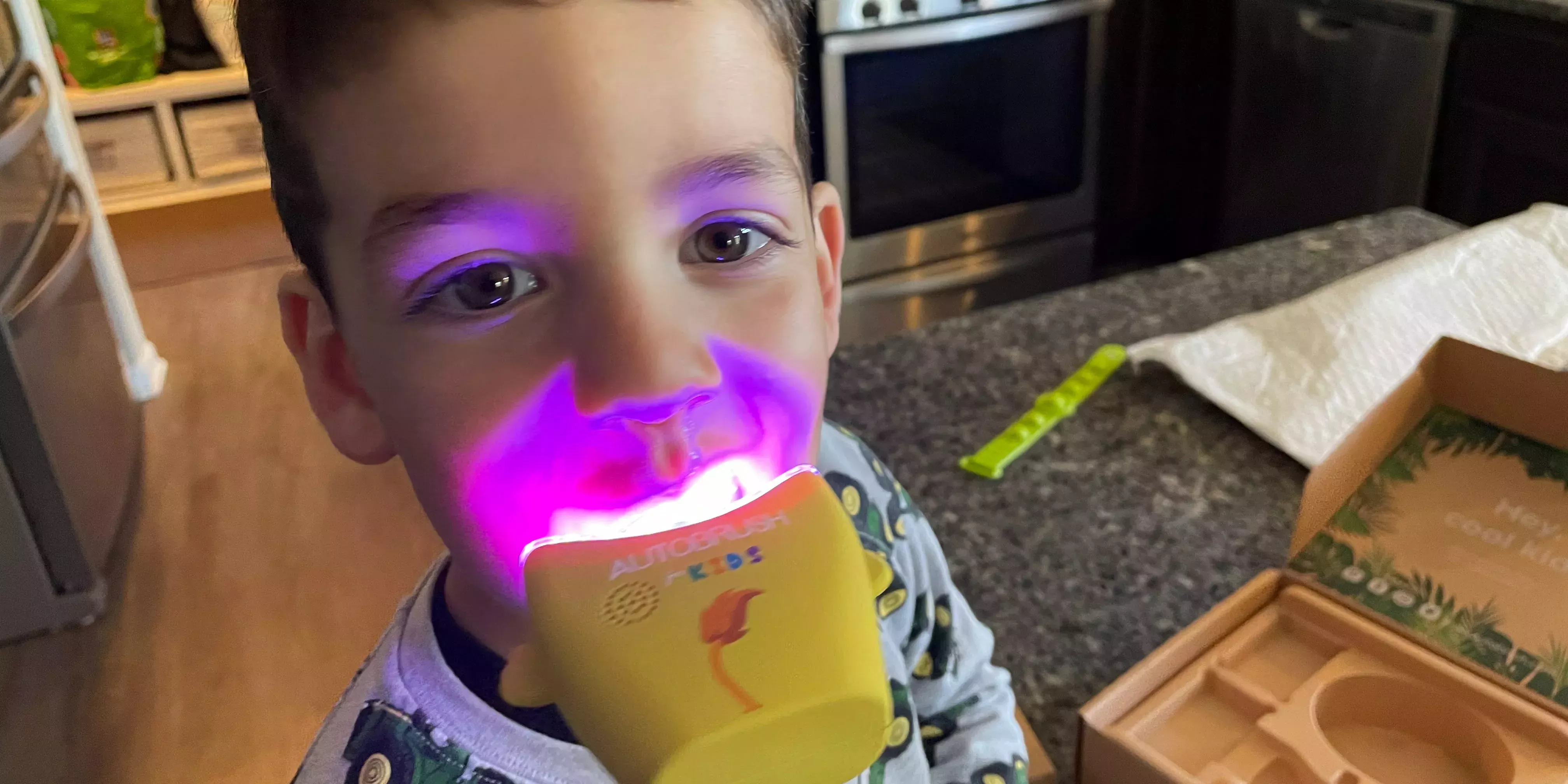 Cómo conseguí que mi hijo de 4 años disfrutara por fin cepillándose los dientes con el extraño AutoBrush de manos libres, y lo que dicen los dentistas al respecto