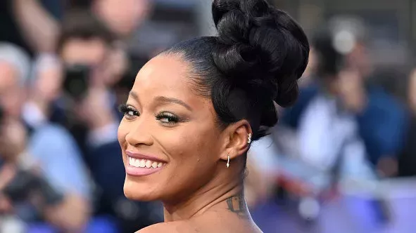 Keke Palmer revela los productos de cuidado de la piel por los que apuesta para el acné quístico