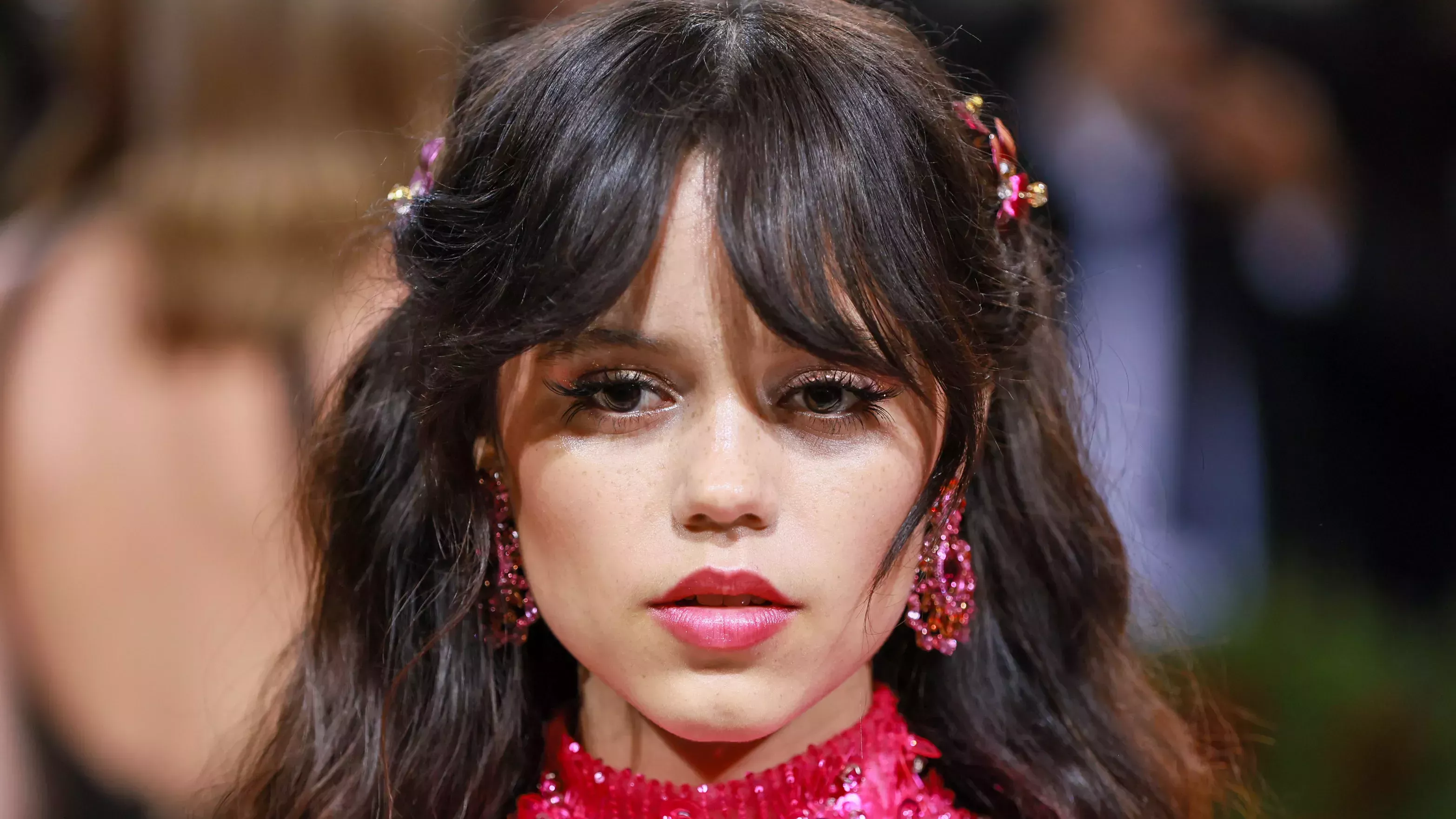 Jenna Ortega se hizo un corte lobo y se tiñó de castaño rojizo