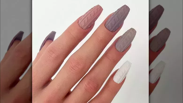 6 ideas de manicura con bolos para calentar tus días de invierno - The List