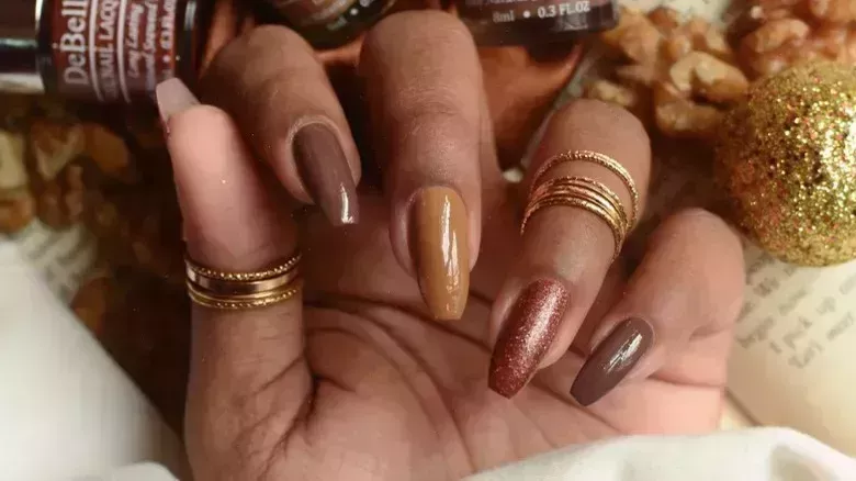 6 ideas de manicura con bolos para calentar tus días de invierno - The List