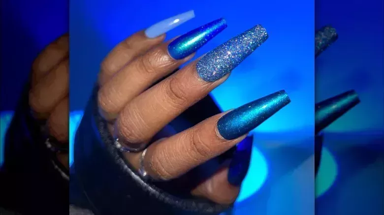 6 ideas de manicura con bolos para calentar tus días de invierno - The List