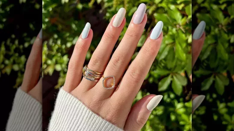 6 ideas de manicura con bolos para calentar tus días de invierno - The List