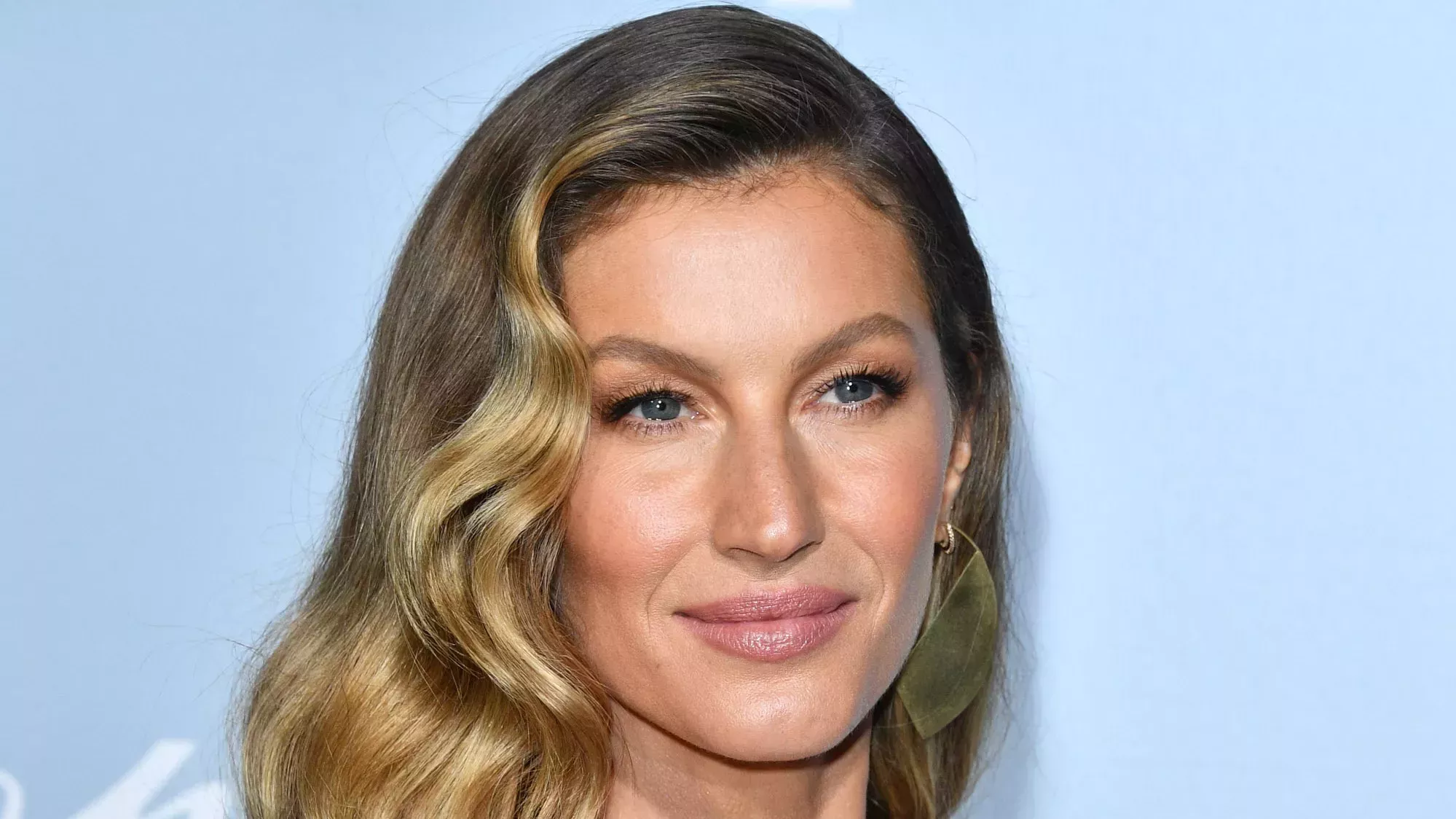 Apenas reconocemos a Gisele Bündchen con el pelo rojo neón y las cejas finísimas