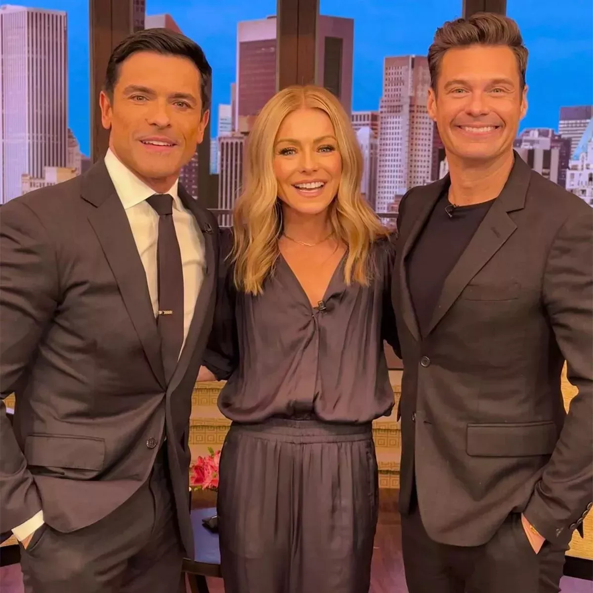 Mark Consuelos se une a Kelly Ripa y Ryan Seacrest en directo tras el anuncio de su co-presentación