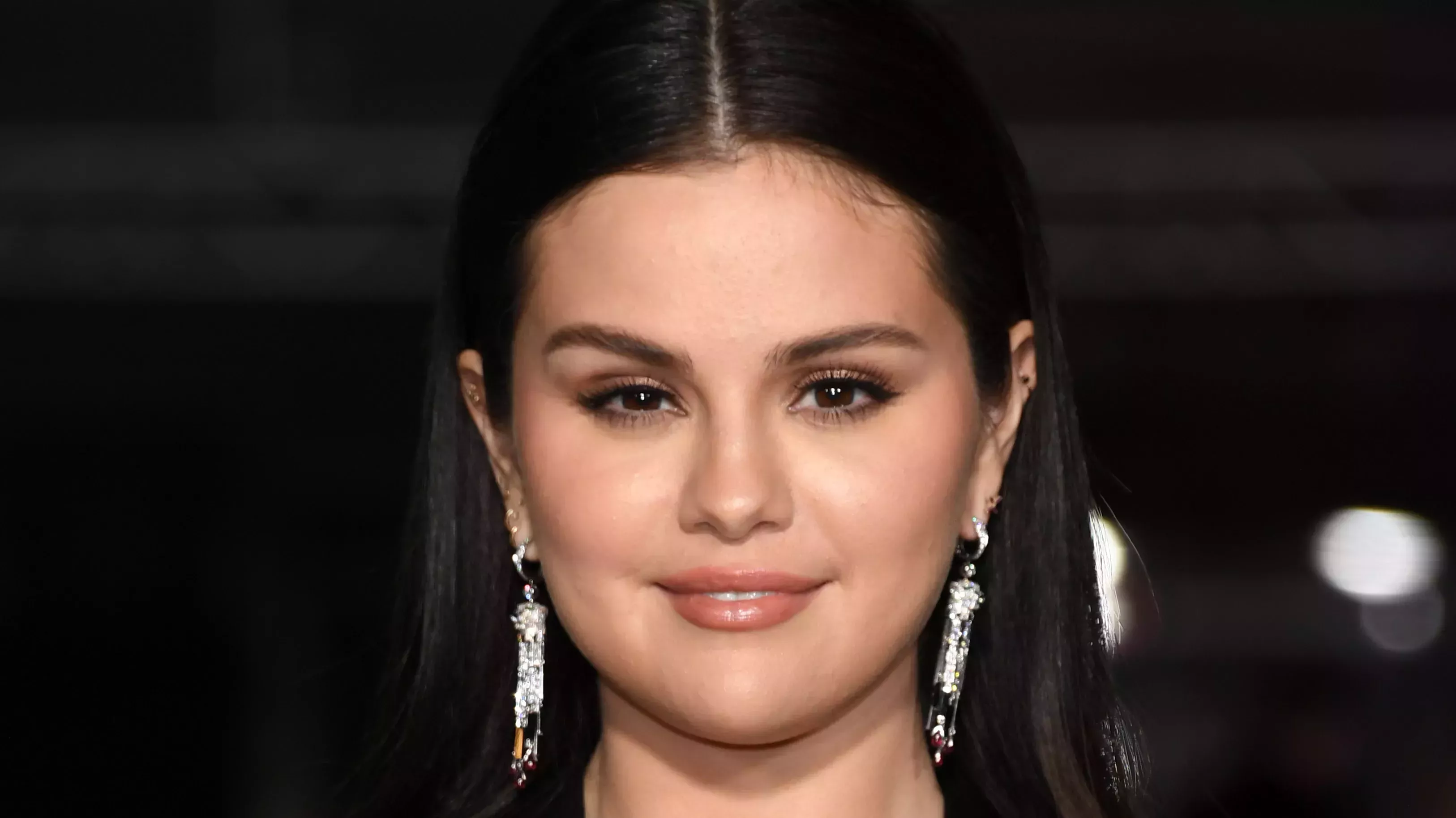 Mira cómo Selena Gomez se unta la cara con base de maquillaje en nombre de TikTok