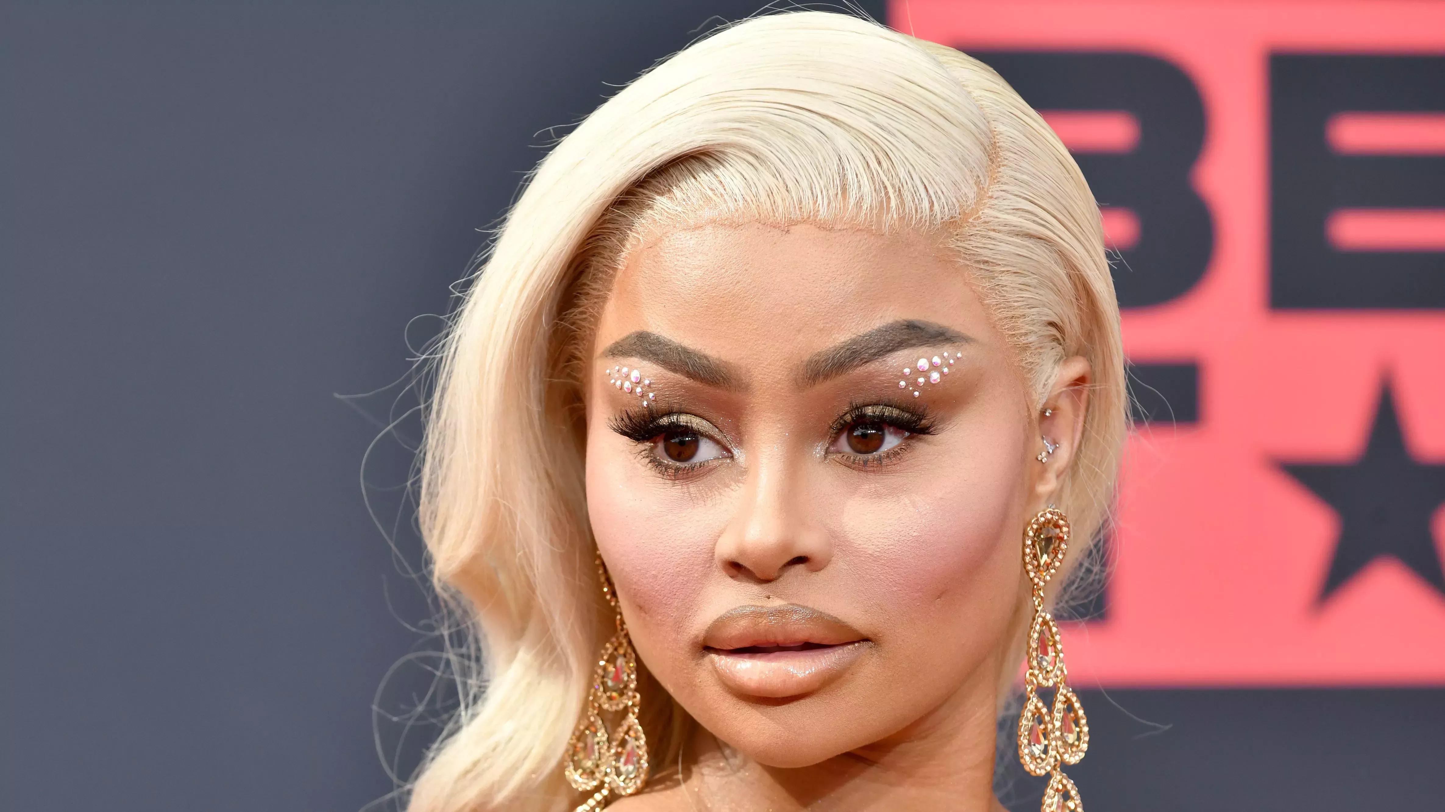 Blac Chyna se quitó su "demoníaco" tatuaje de Baphomet y algunos más