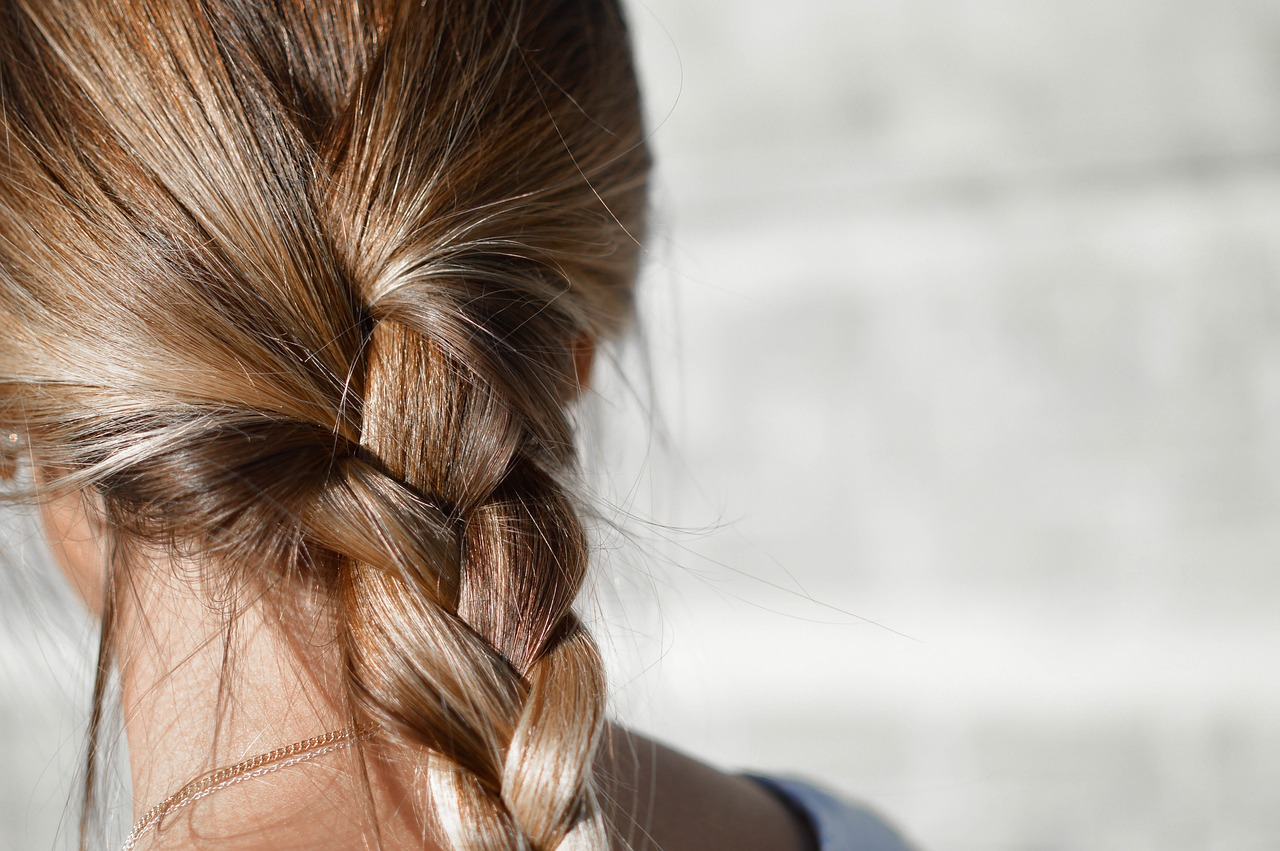 ¿Cómo se hace la trenza de arriba?