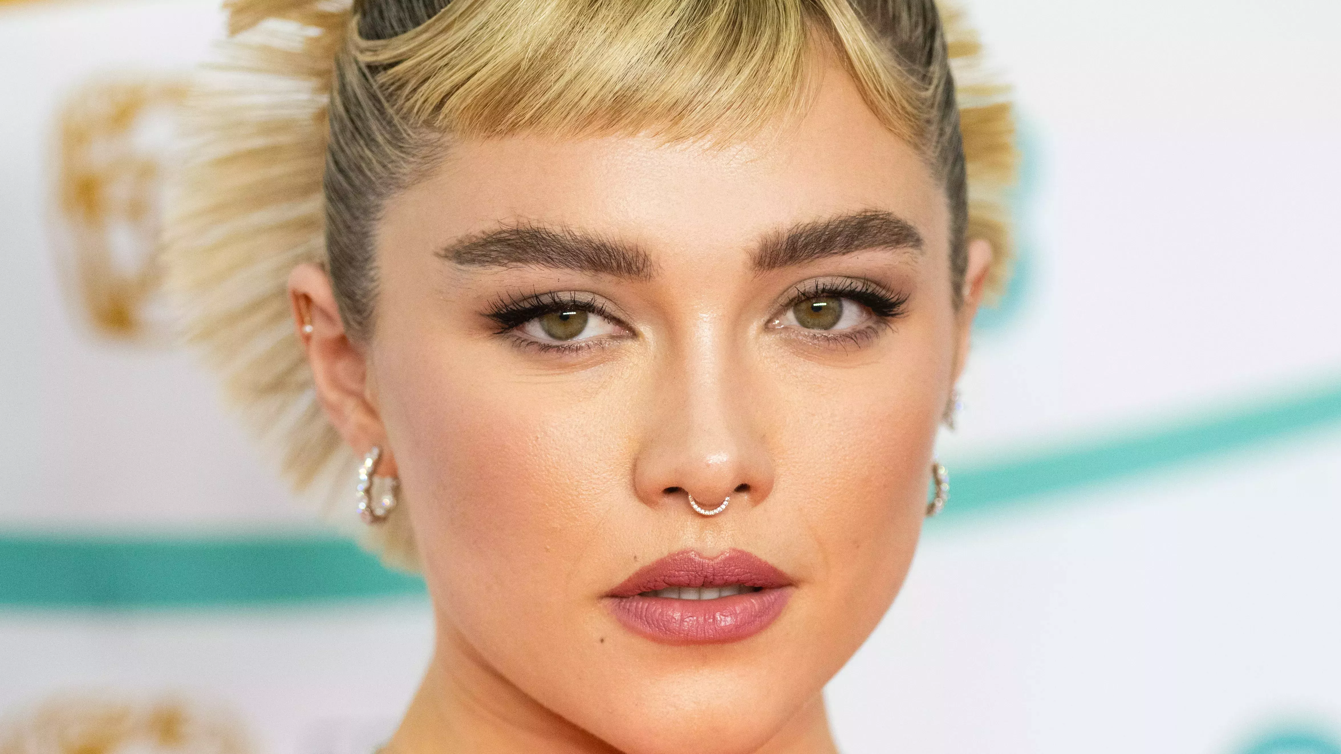 Florence Pugh lució otro peinado recogido que tienes que ver desde todos los ángulos