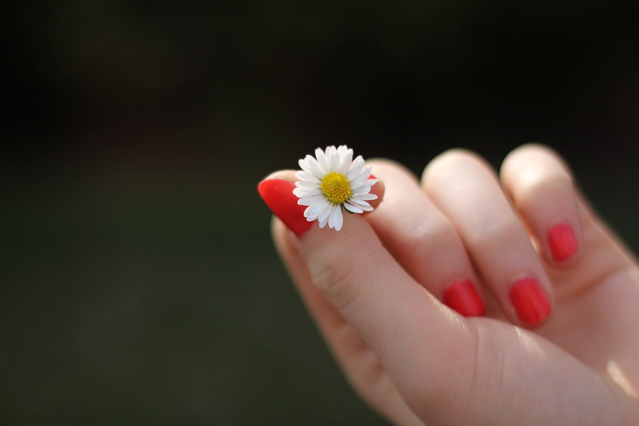 ¿Cómo pintar las uñas para que no queden rayas?