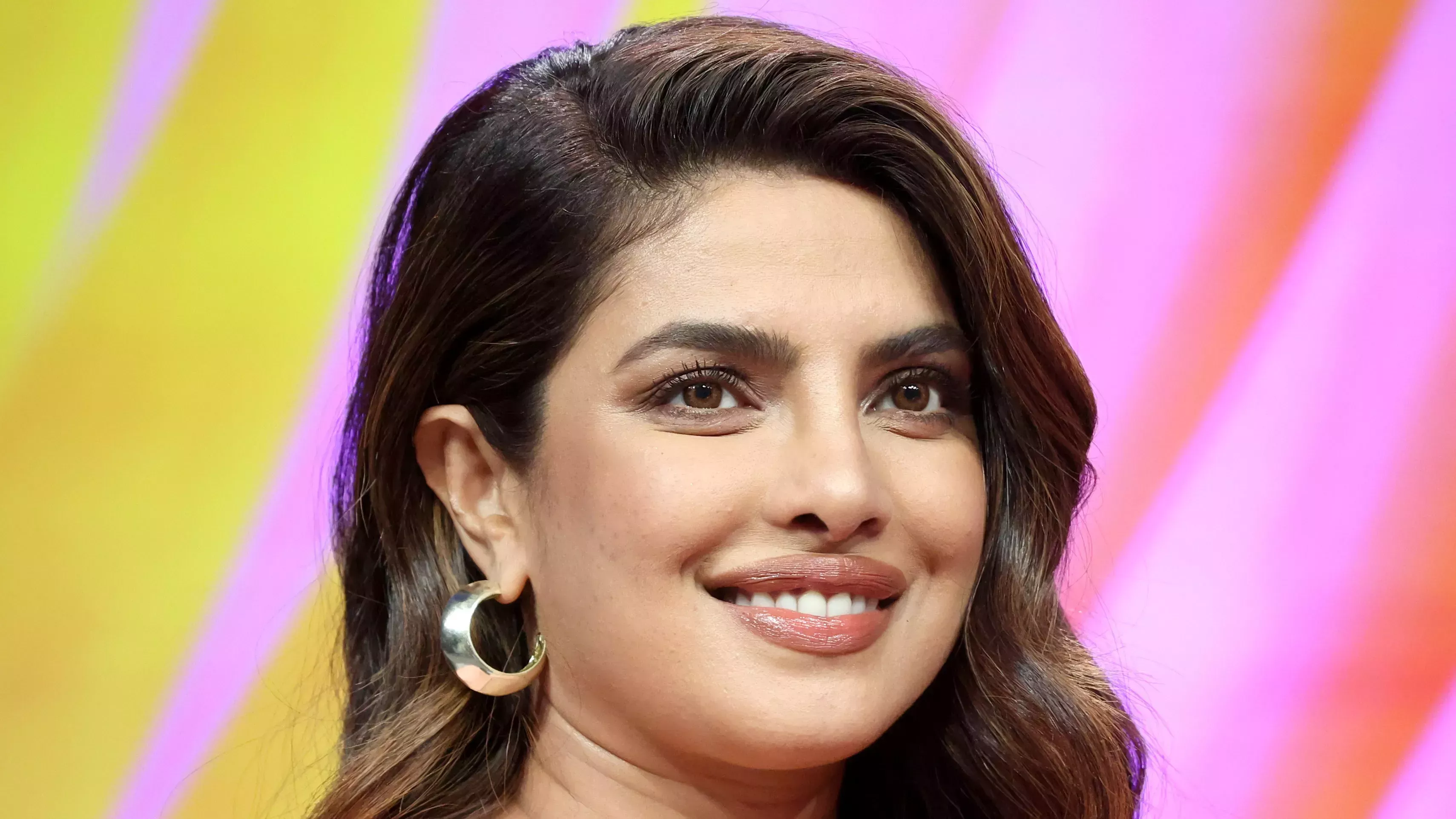 Priyanka Chopra lució un sari reciclado de 65 años con extensiones hasta la cintura