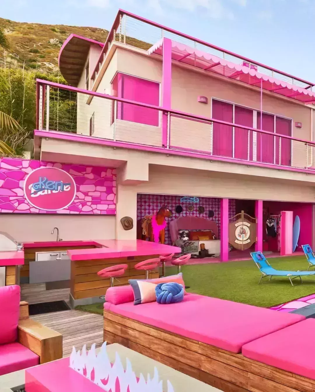 Cómo alojarse en la casa de ensueño de Barbie en Airbnb (y en otros Airbnb únicos para elegir)