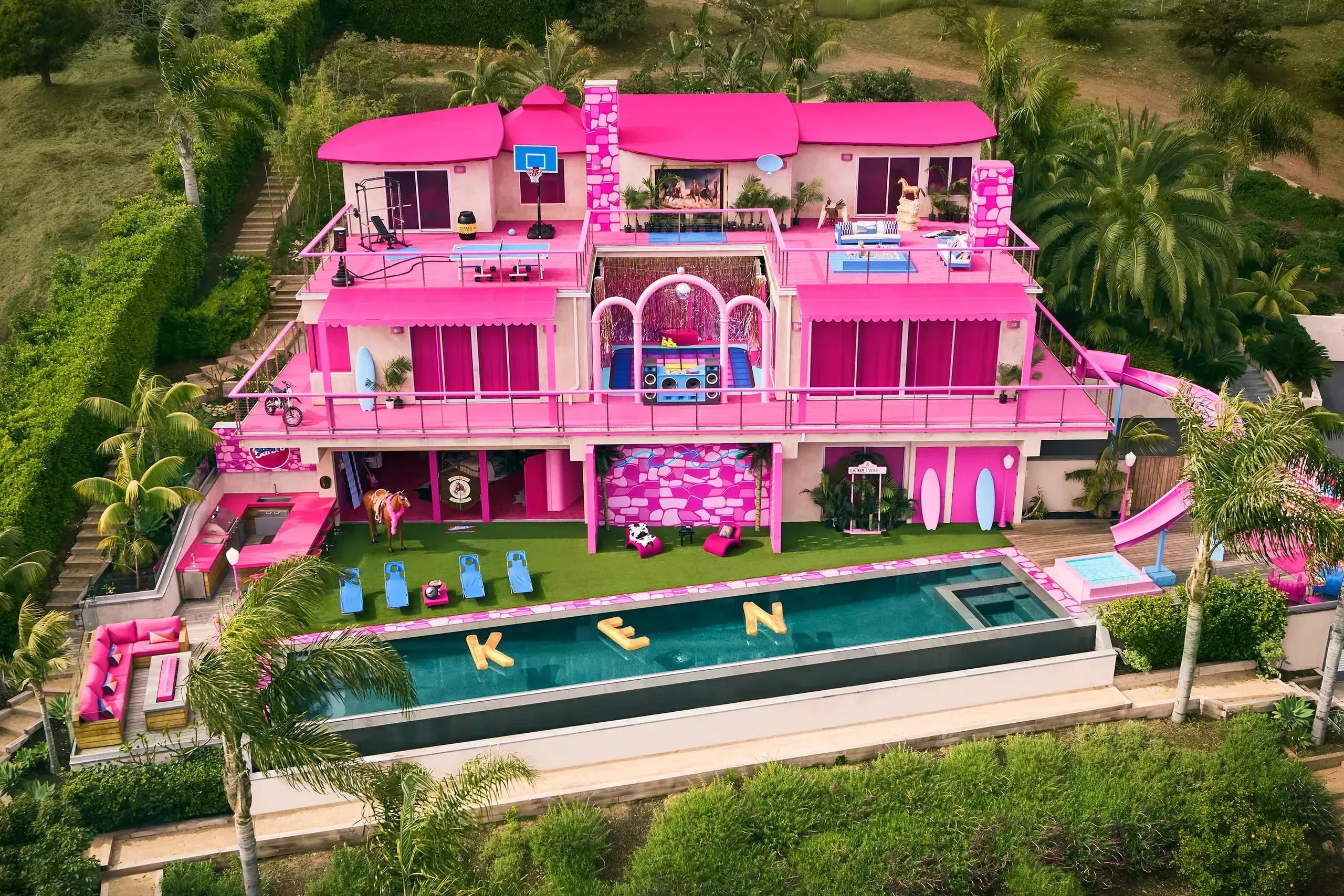 Cómo alojarse en la casa de ensueño de Barbie en Airbnb (y en otros Airbnb únicos para elegir)