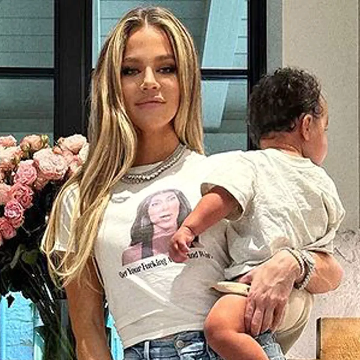 Khloe Kardashian da un raro vistazo a la cara de su bebé Tatum