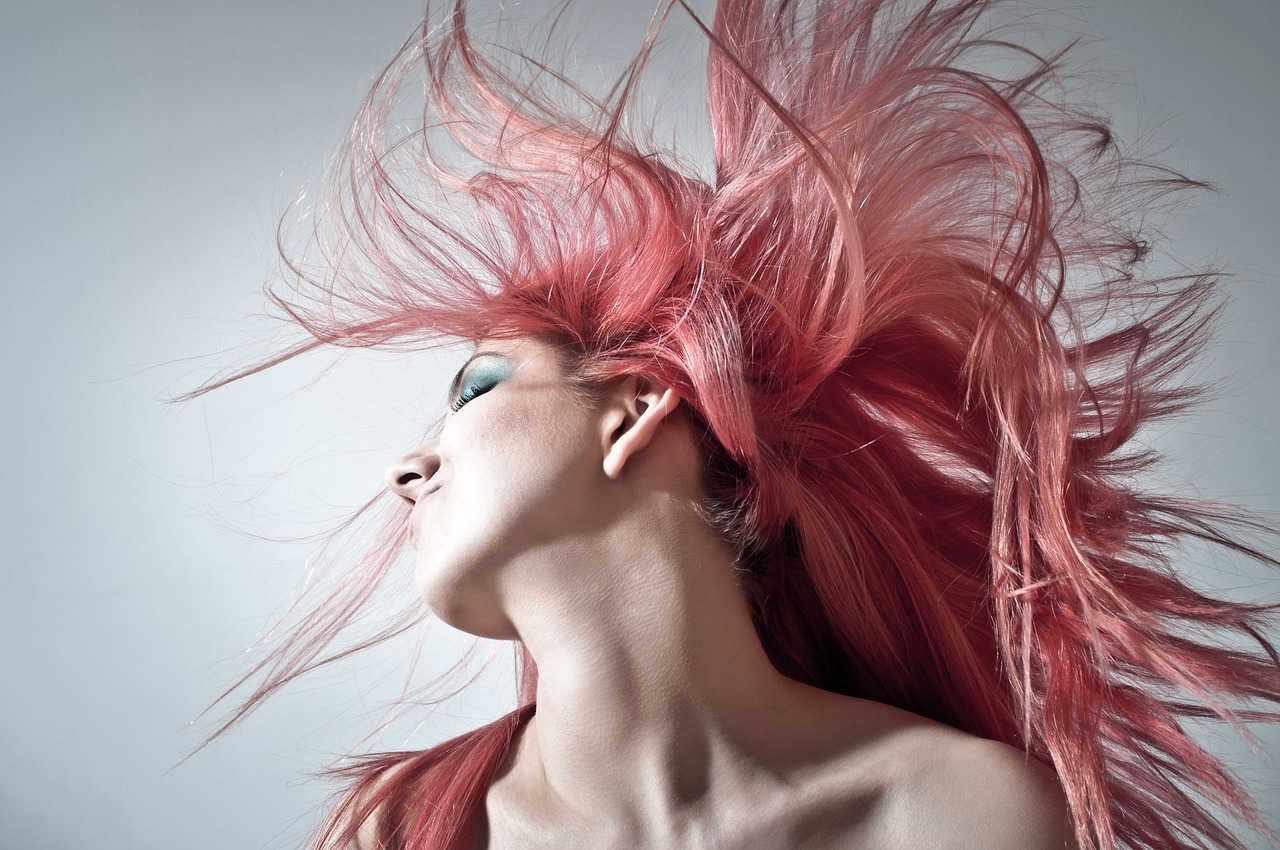 ¿Qué combina con el cabello rosa?