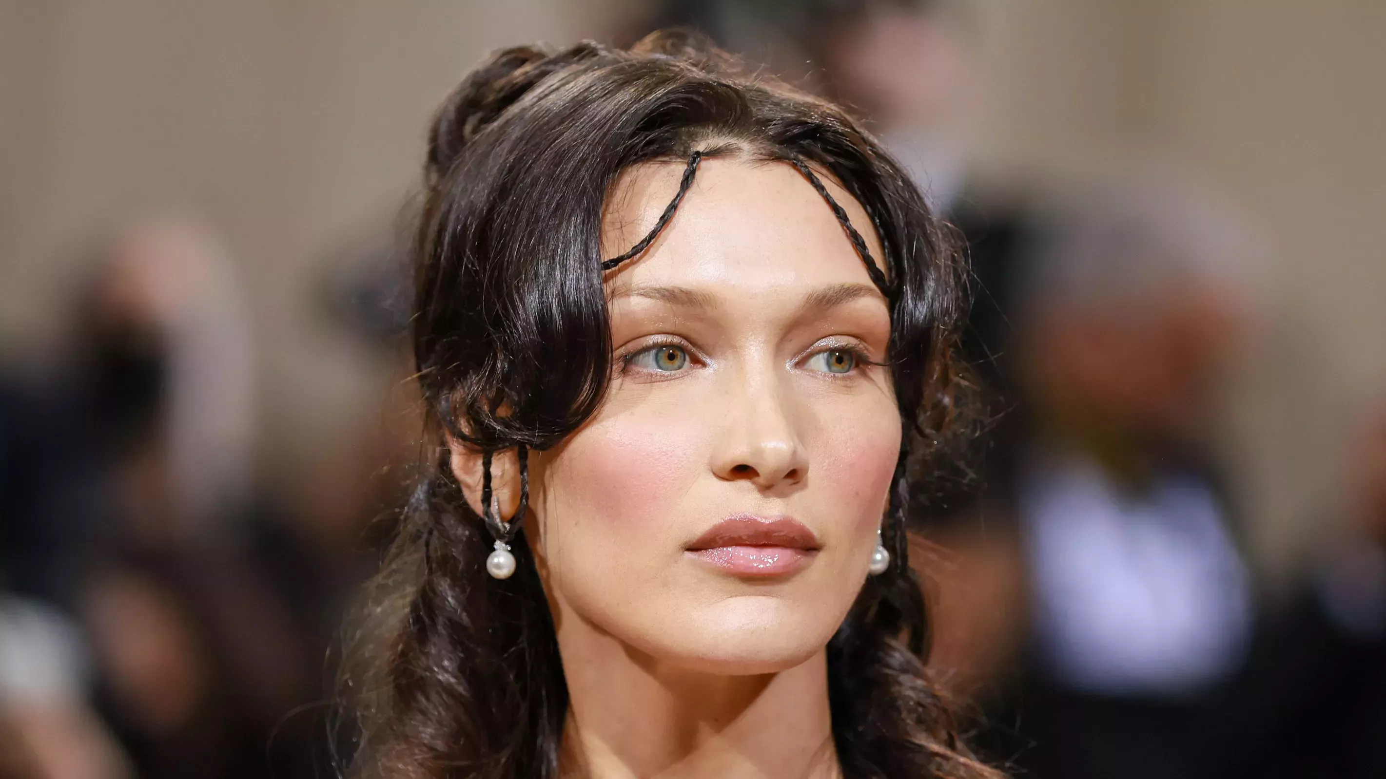 Bella Hadid está de vuelta y sirve pelo de sirena gótica