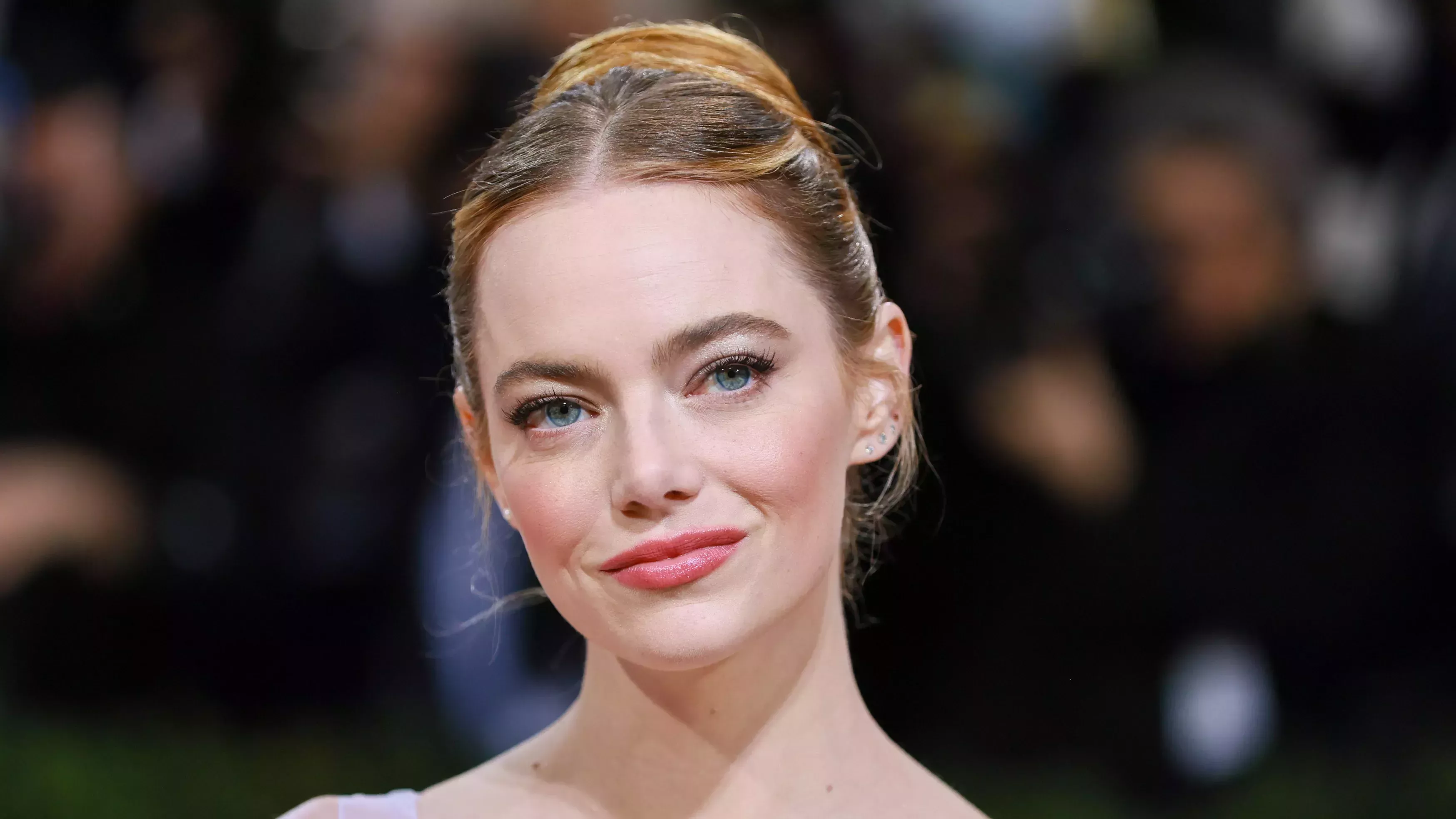 Emma Stone se puso rubia y se hizo un bob asimétrico, y es como en 2012 otra vez