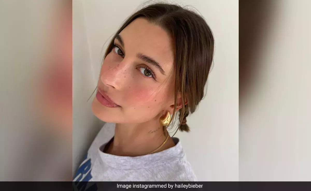 Hailey Bieber da vibraciones foodie a través de su maquillaje, esta tendencia viral de belleza con fresas es la prueba