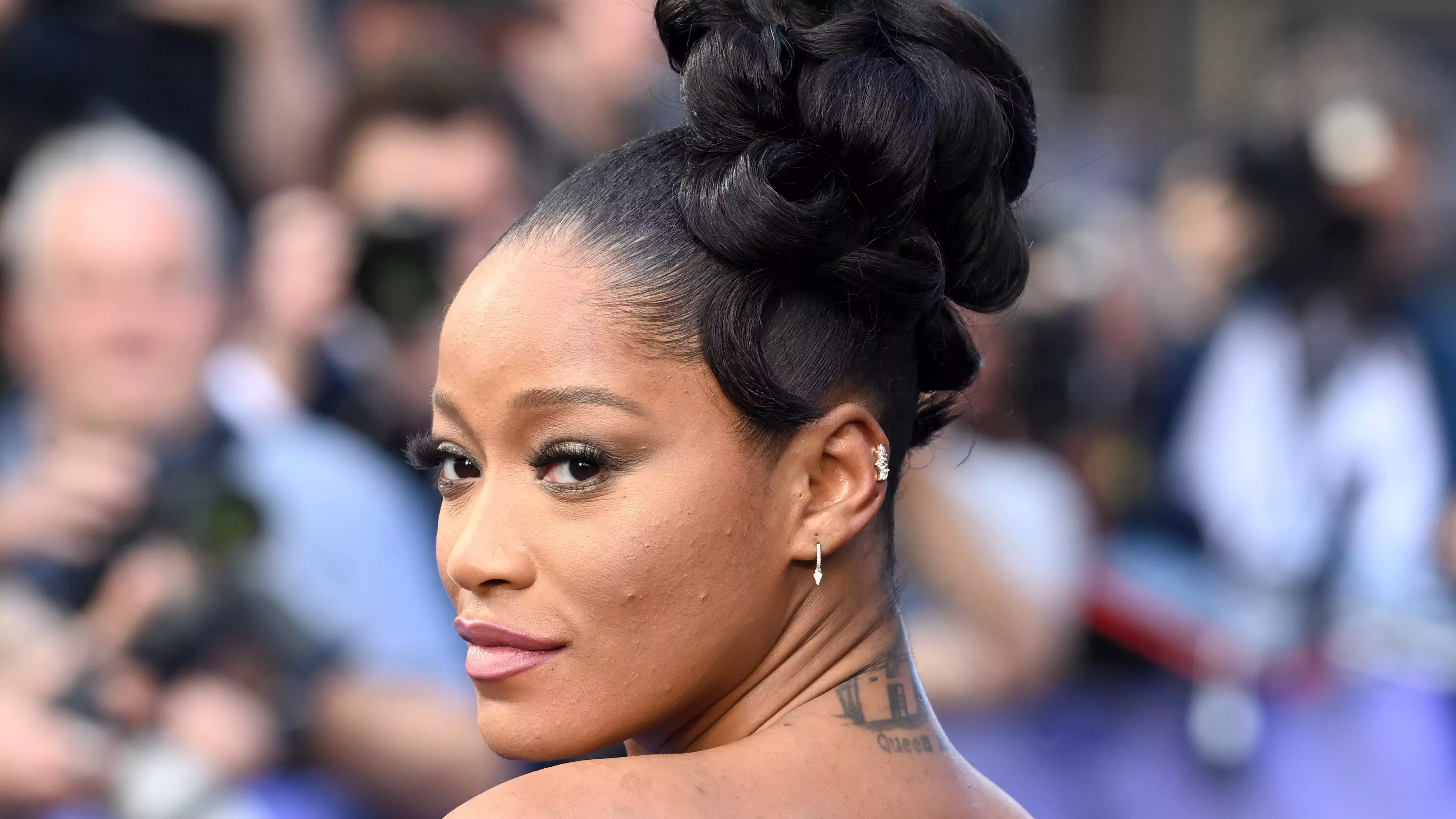 Keke Palmer hace ejercicio con lo que sólo puedo describir como una peluca de Beyoncé