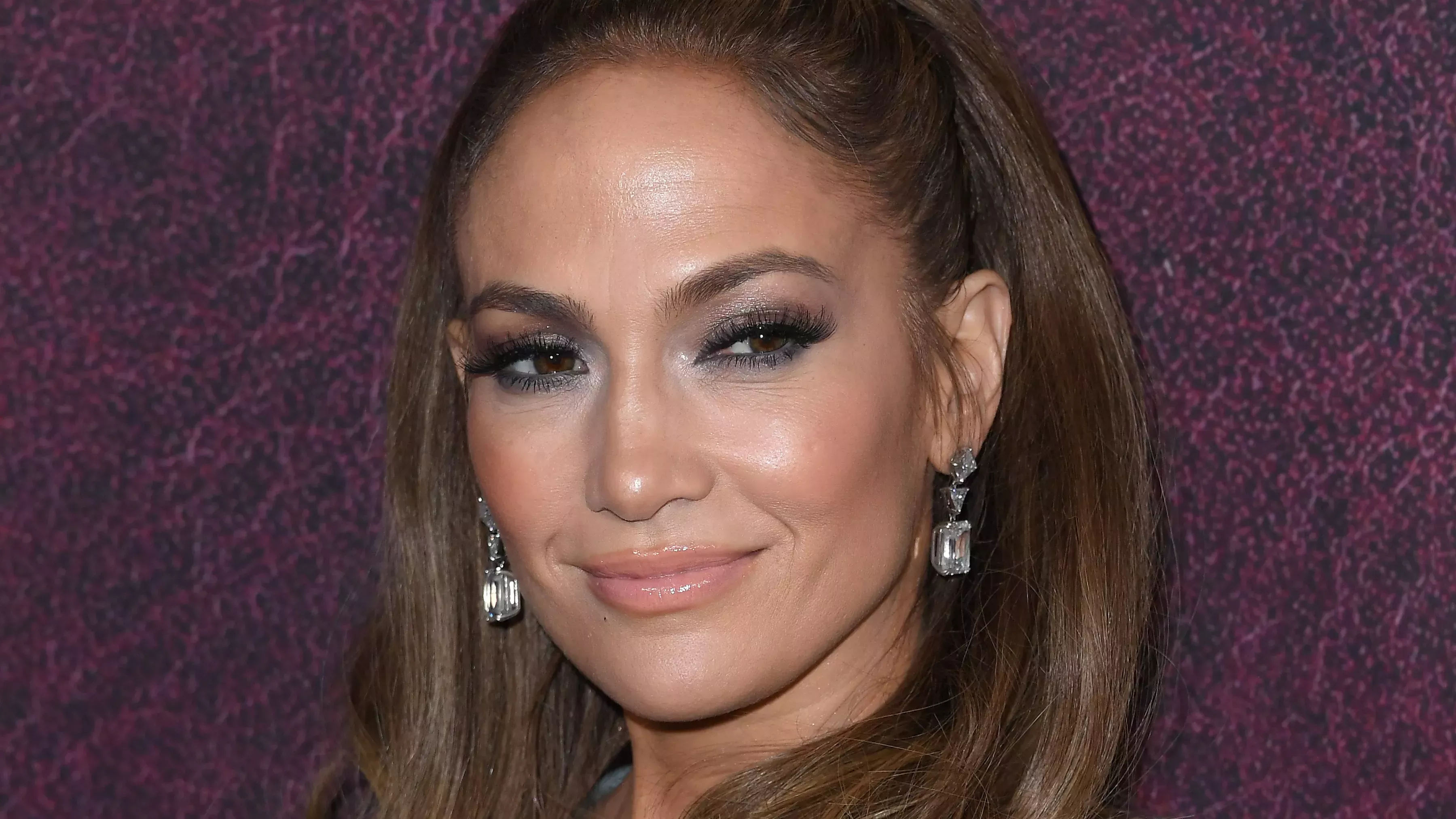 Lo que sea que J.Lo esté haciendo con su color de pelo, está funcionando