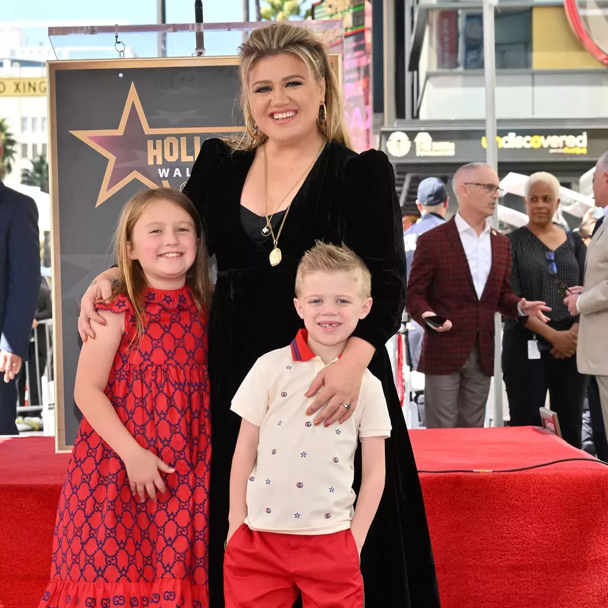 Los hijos de Kelly Clarkson, River y Remy, aparecen por sorpresa en el escenario de Las Vegas