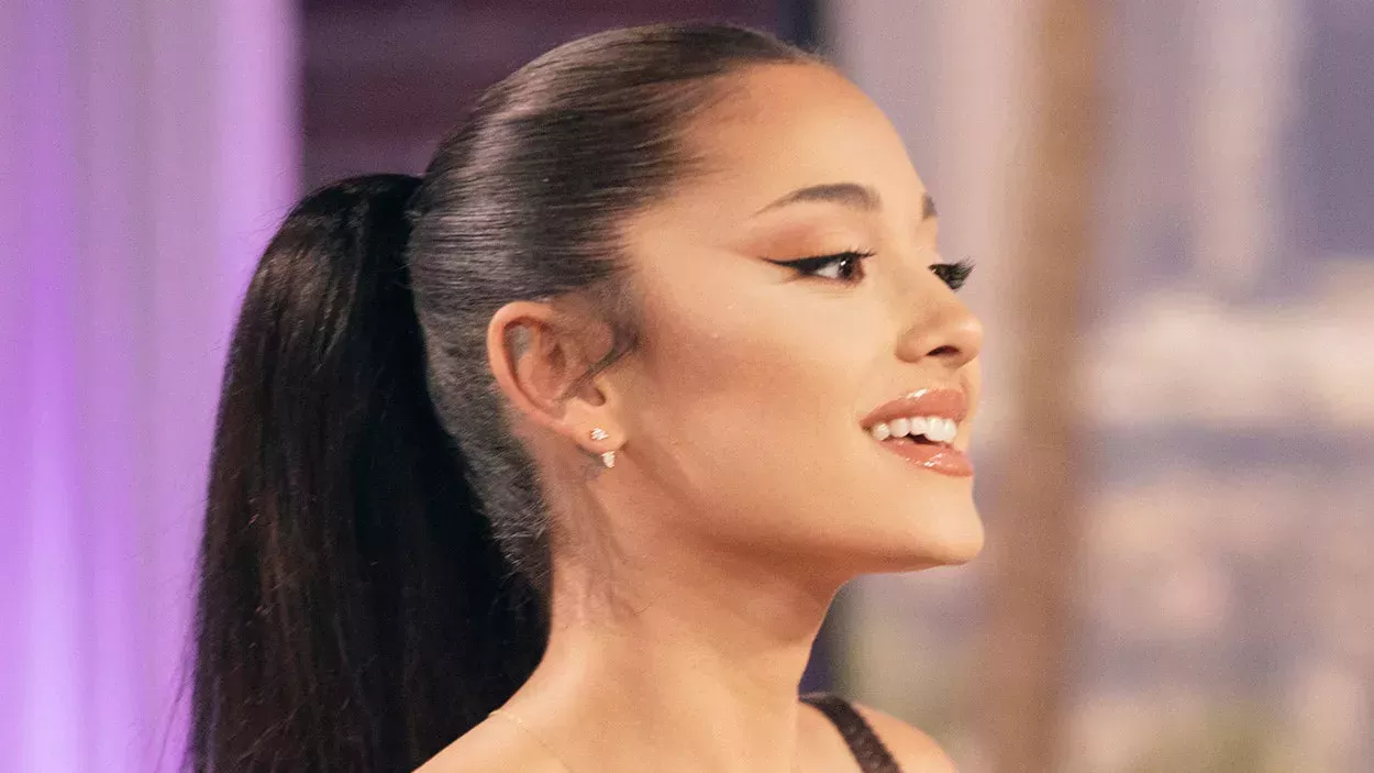 Ariana Grande se emocionó al hablar de por qué solía ponerse relleno y bótox