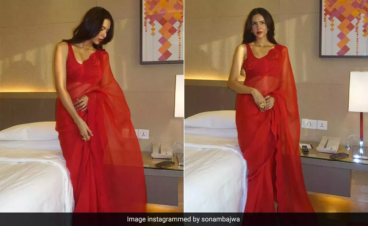 El sari rojo de organza de Sonam Bajwa es el mejor estilo para una cita nocturna con un toque desi