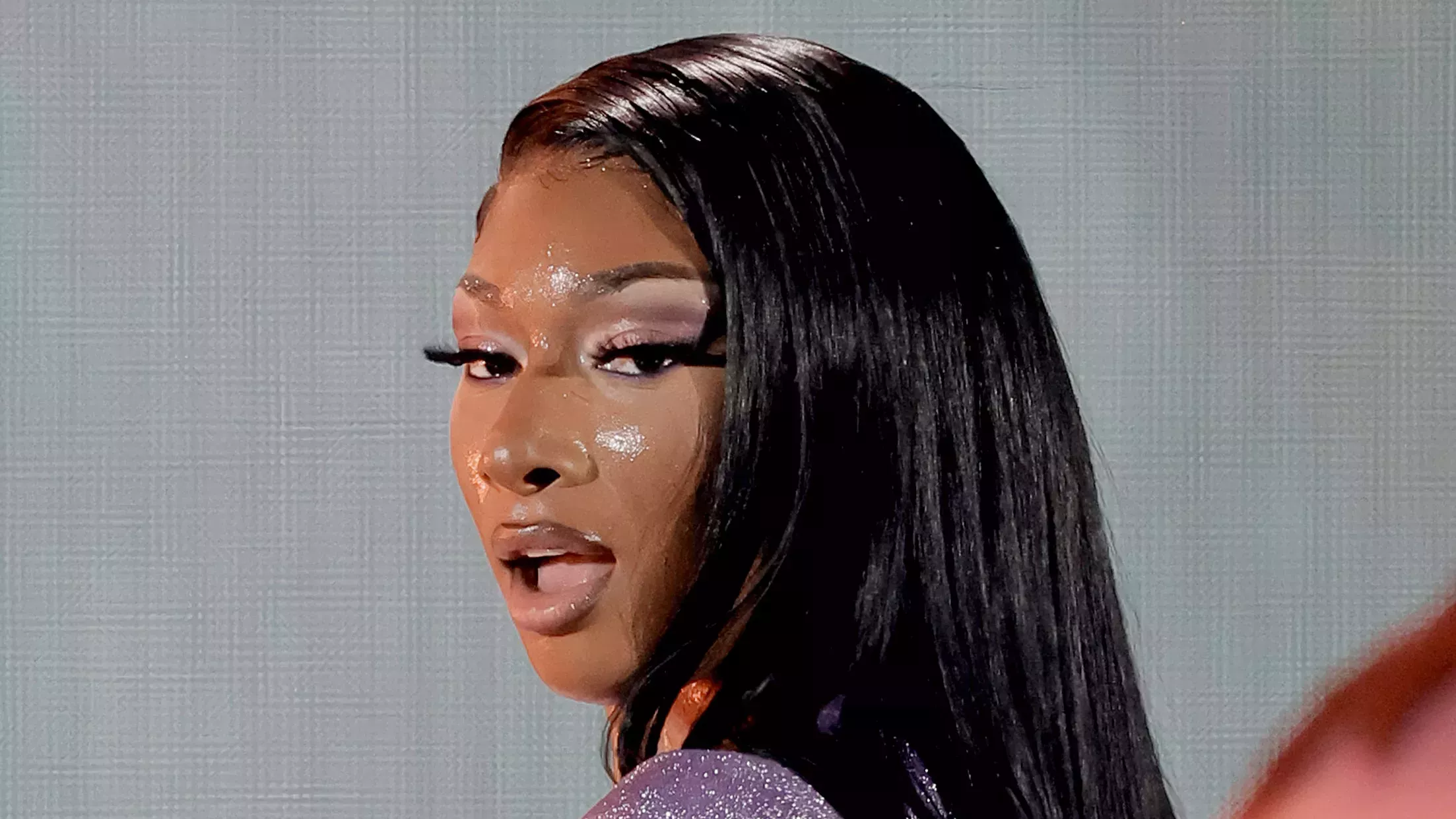 Las uñas de Megan Thee Stallion tienen tela con estampado de serpiente en su interior