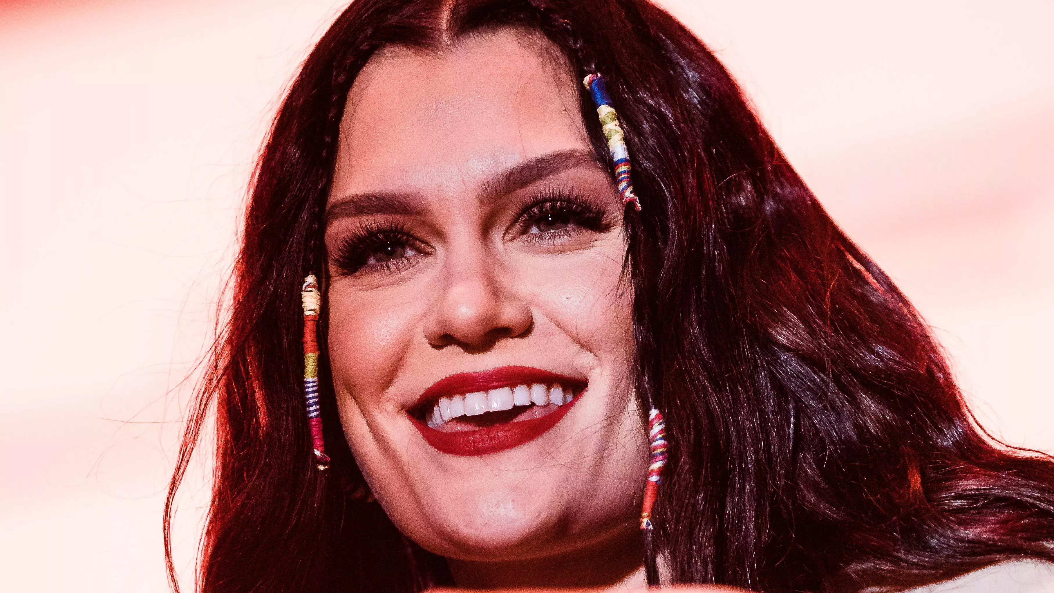 Nunca pensé que vería el día en que Jessie J no tuviera el pelo negro azabache