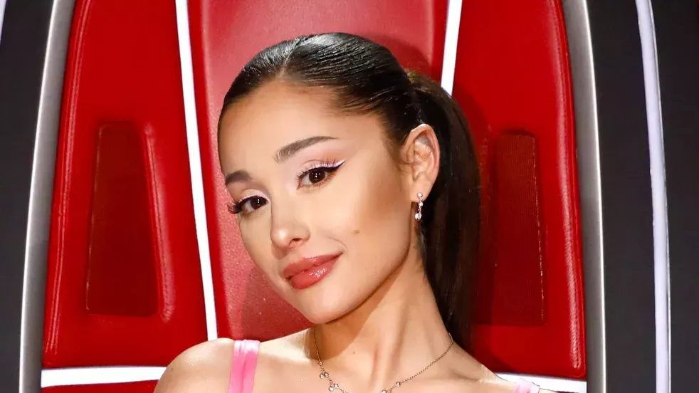 Ariana Grande lleva el pelo rubio suelto. Repito: Ariana. Rubio. Rubio. Suelto.