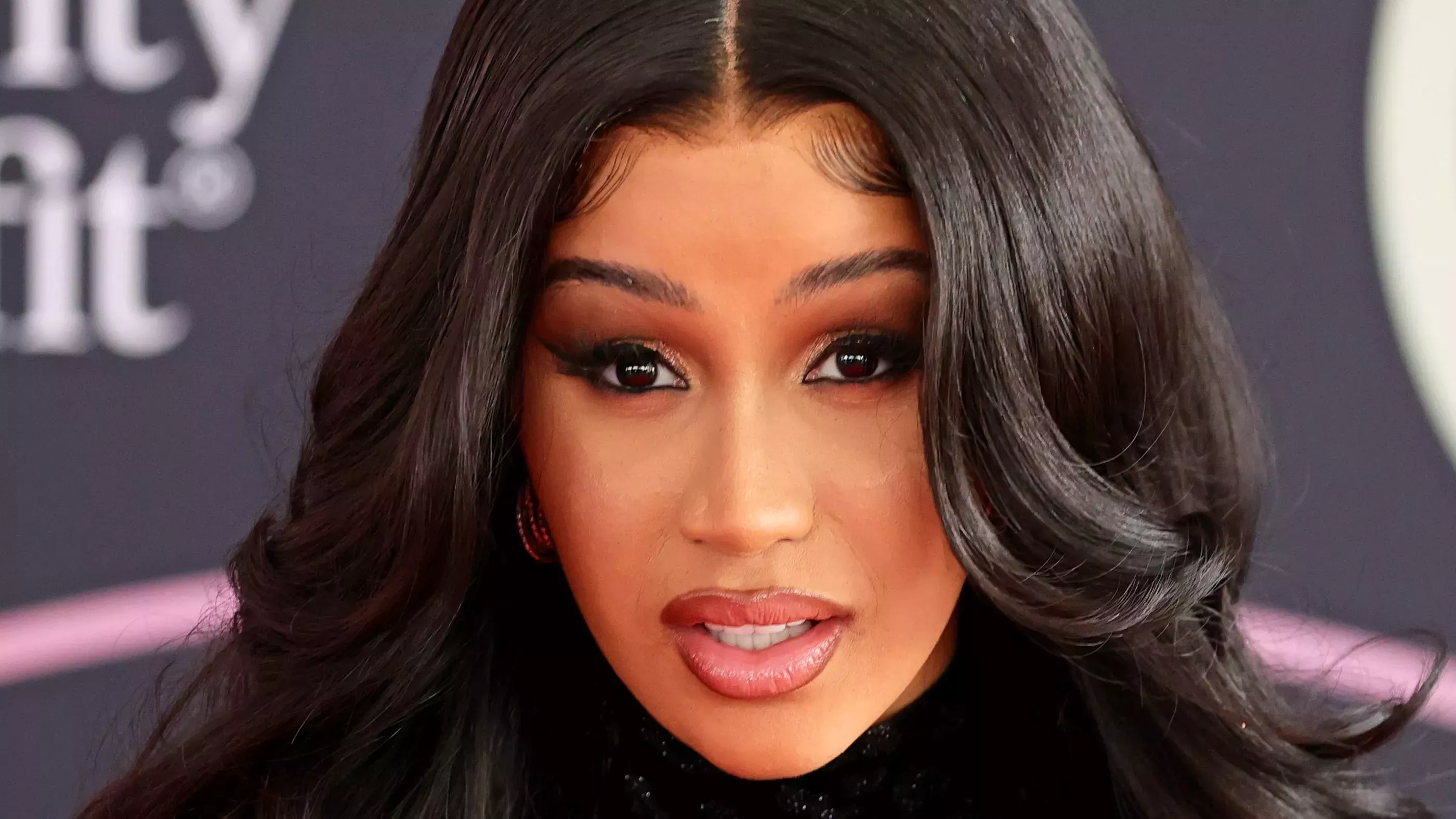 Cardi B celebró su cumpleaños con el recogido más alto de todos los tiempos