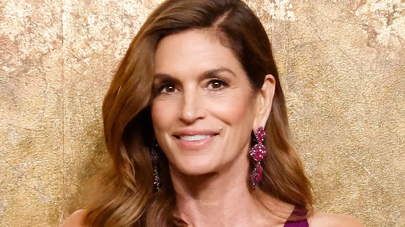 Cindy Crawford con el pelo rubio y rizado me está rompiendo la cabeza ahora mismo