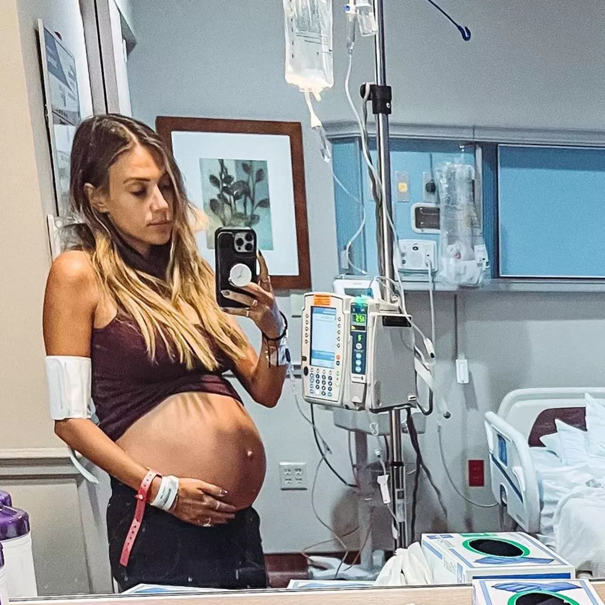 Jana Kramer, embarazada, hospitalizada durante su luna de miel por una infección bacteriana en los riñones