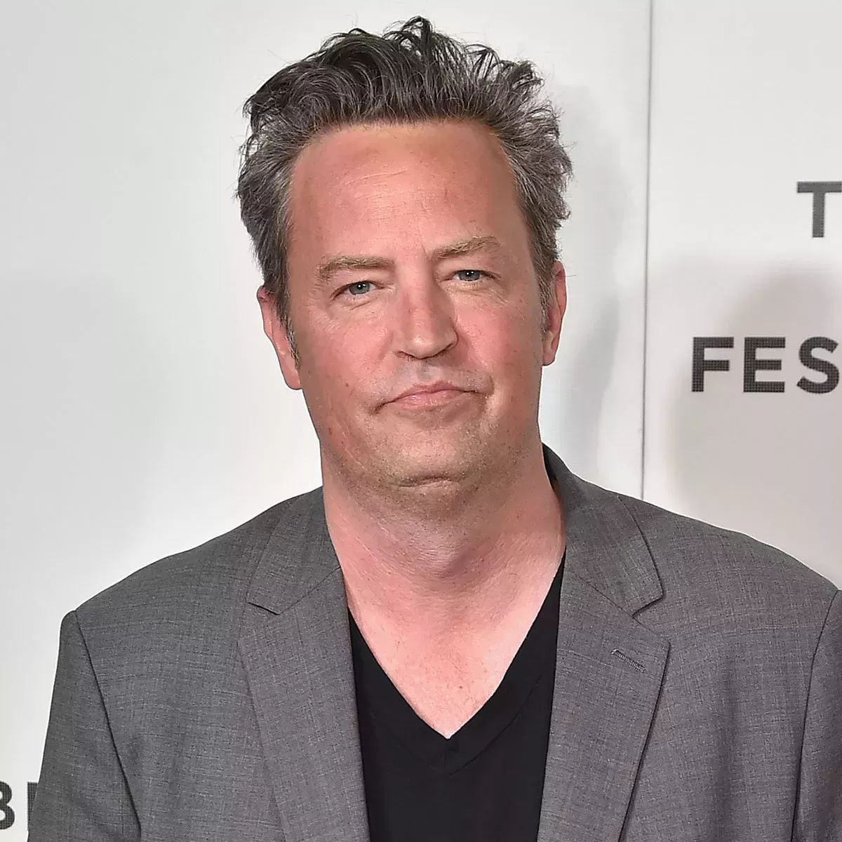 La familia de amigos de Matthew Perry llora su muerte