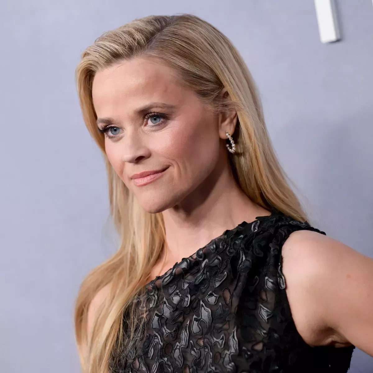 Reese Witherspoon llora al decir que hace un año se sentía como si estuviera "rota