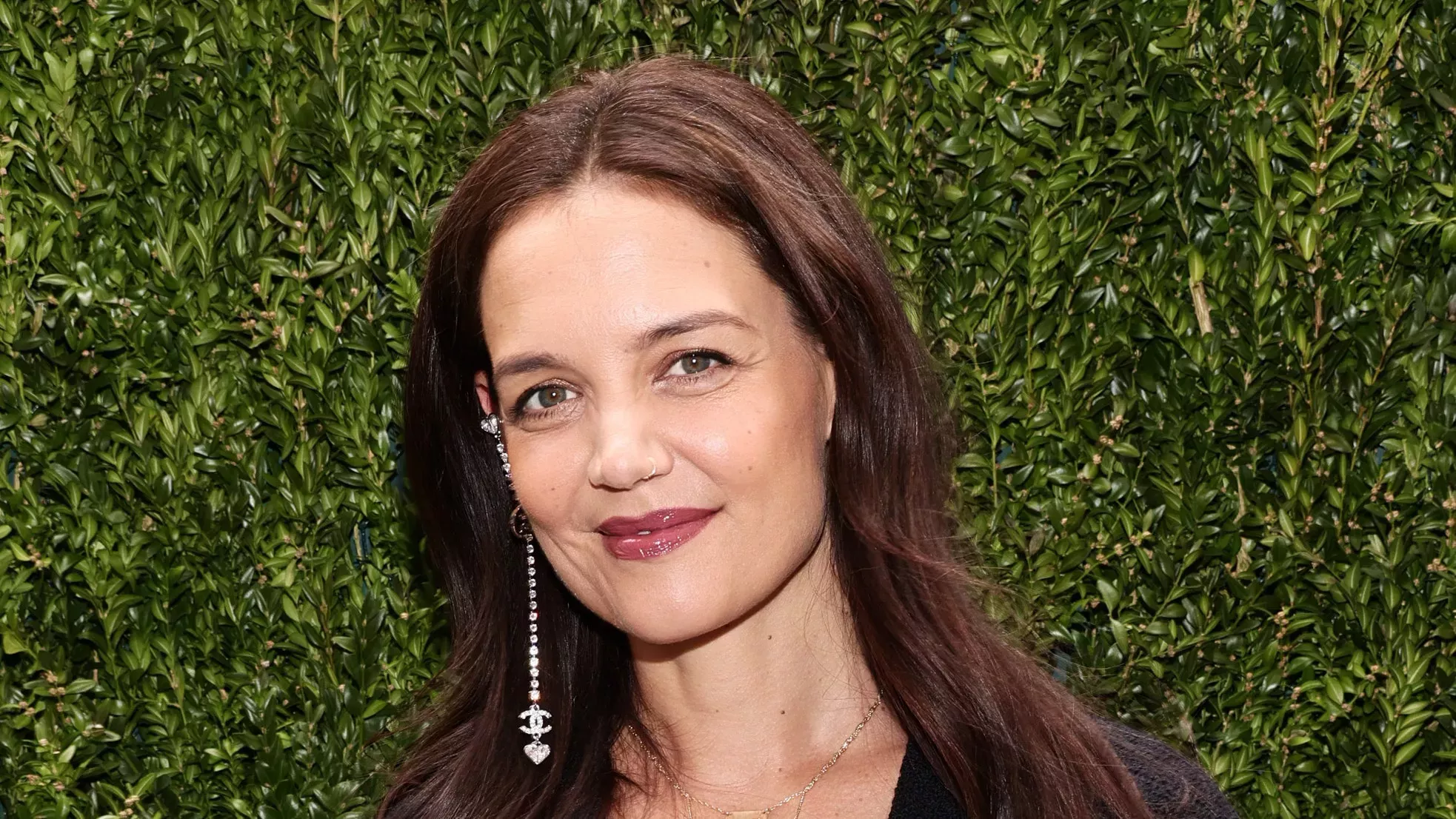 Al parecer, no existe el pelo de sombrero cuando eres Katie Holmes