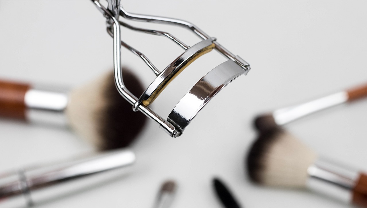 ¿Cómo se llaman los utensilios de maquillaje?