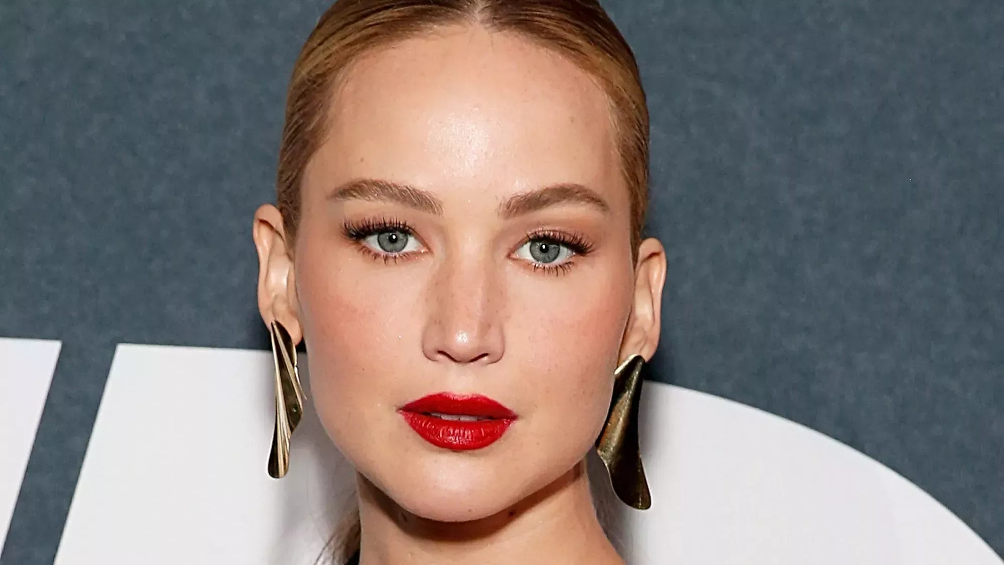 El compromiso de Jennifer Lawrence con las diademas debería ser objeto de estudio