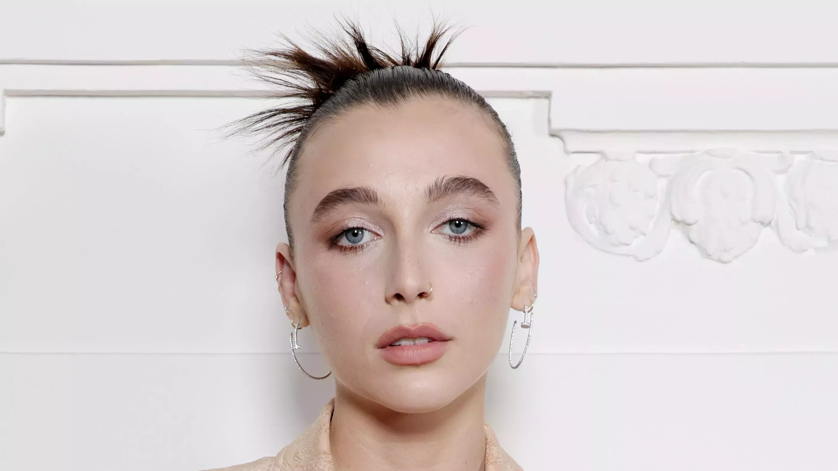 Emma Chamberlain ni siquiera vivía en los 90, pero acertó con el peinado y el maquillaje