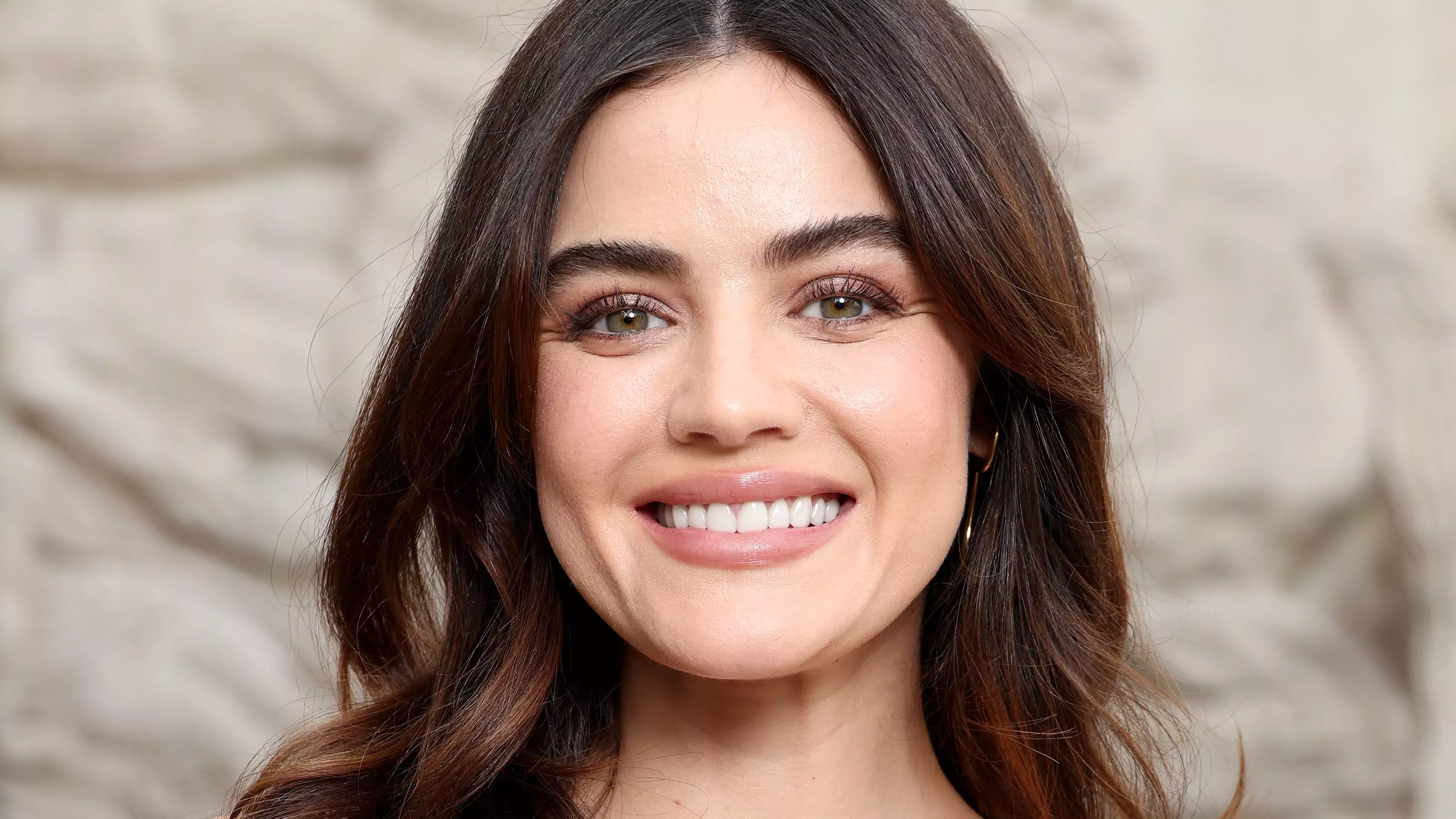 Lucy Hale con ondas al agua rubias no estaba en mi cartón de bingo de noviembre