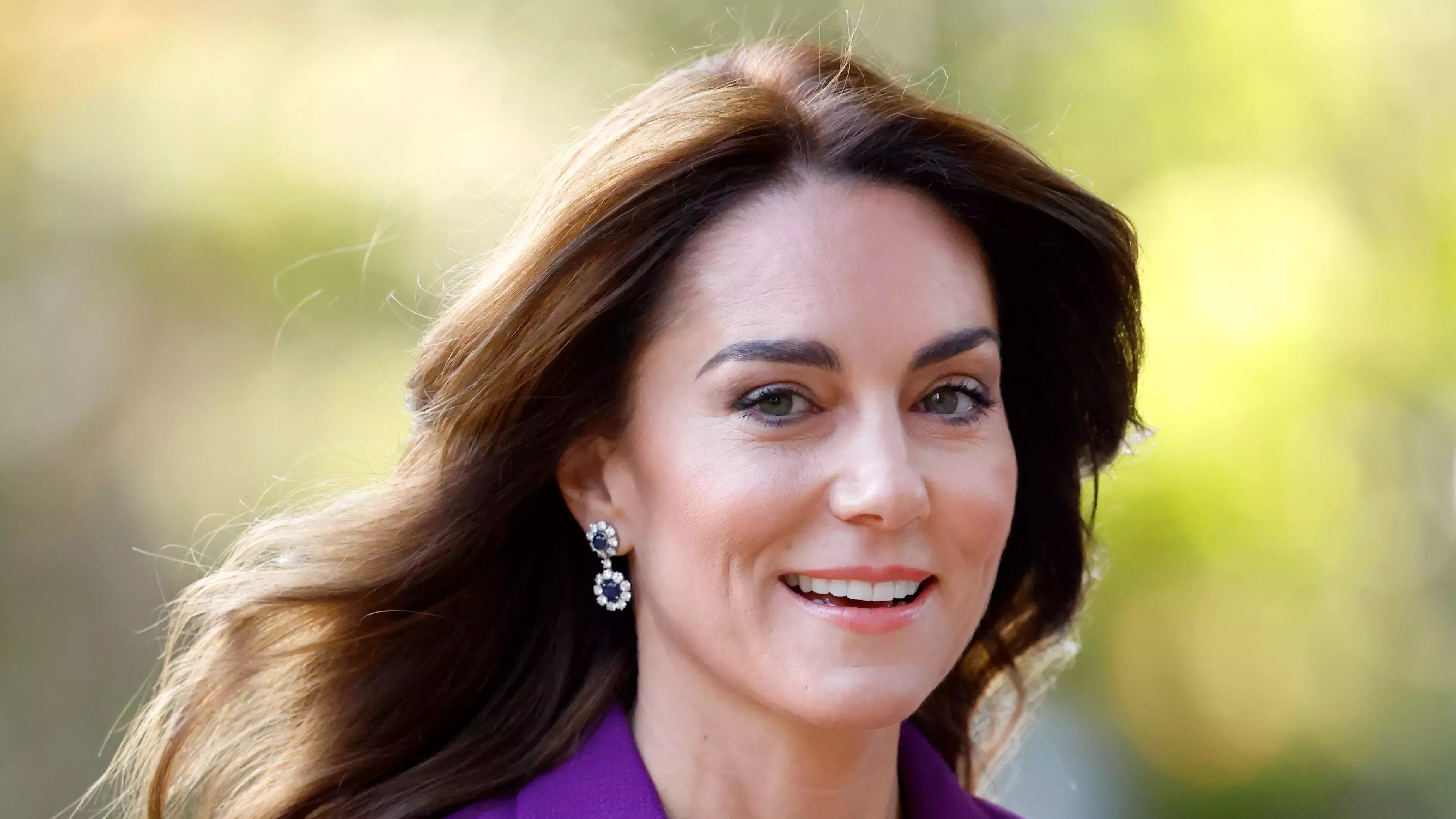 Me fascina la precisa interacción entre el moño bajo y el gran sombrero de Kate Middleton